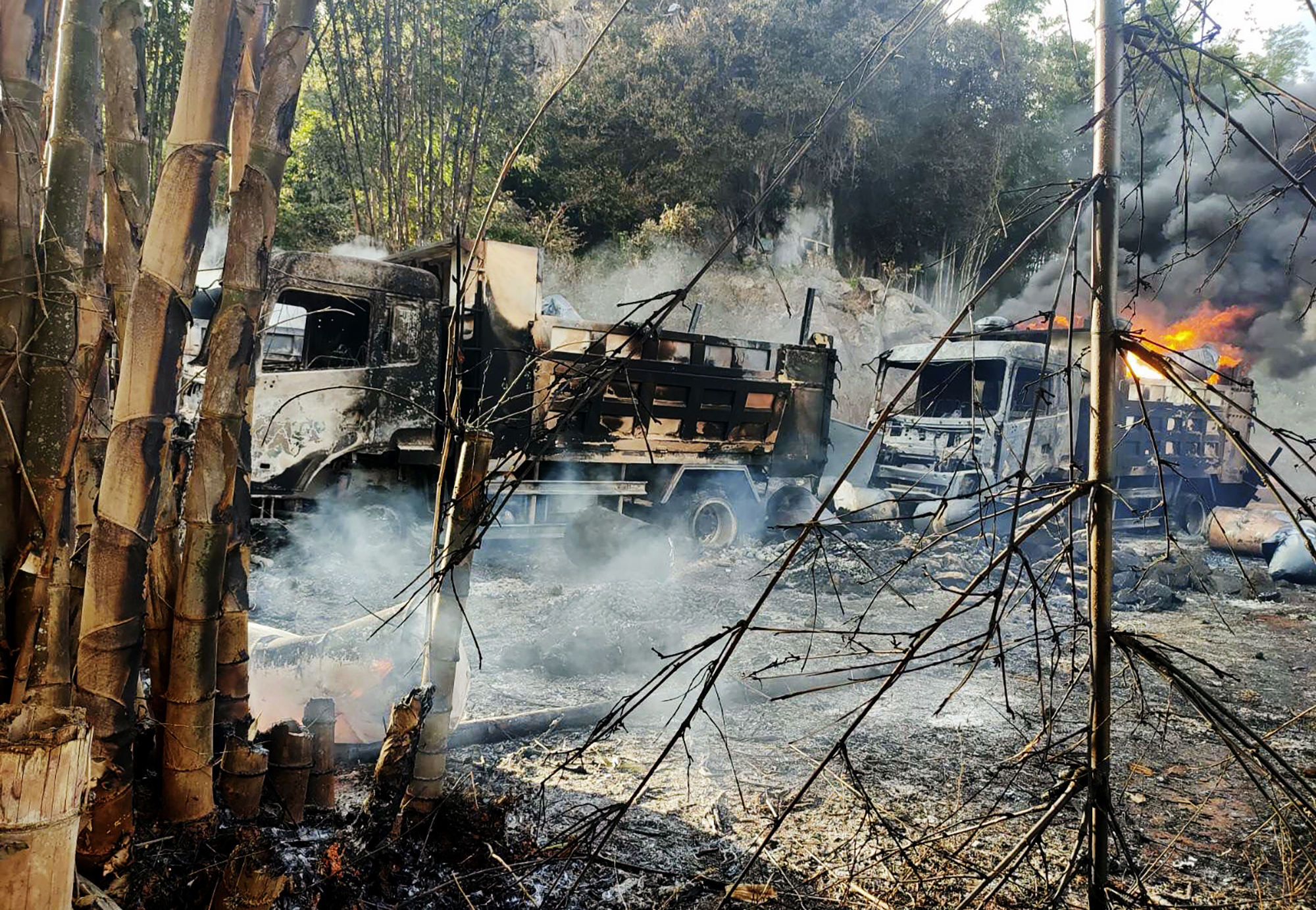 Vehculos calcinados en Kayah, donde las tropas mataron a decenas de aldeanos.
