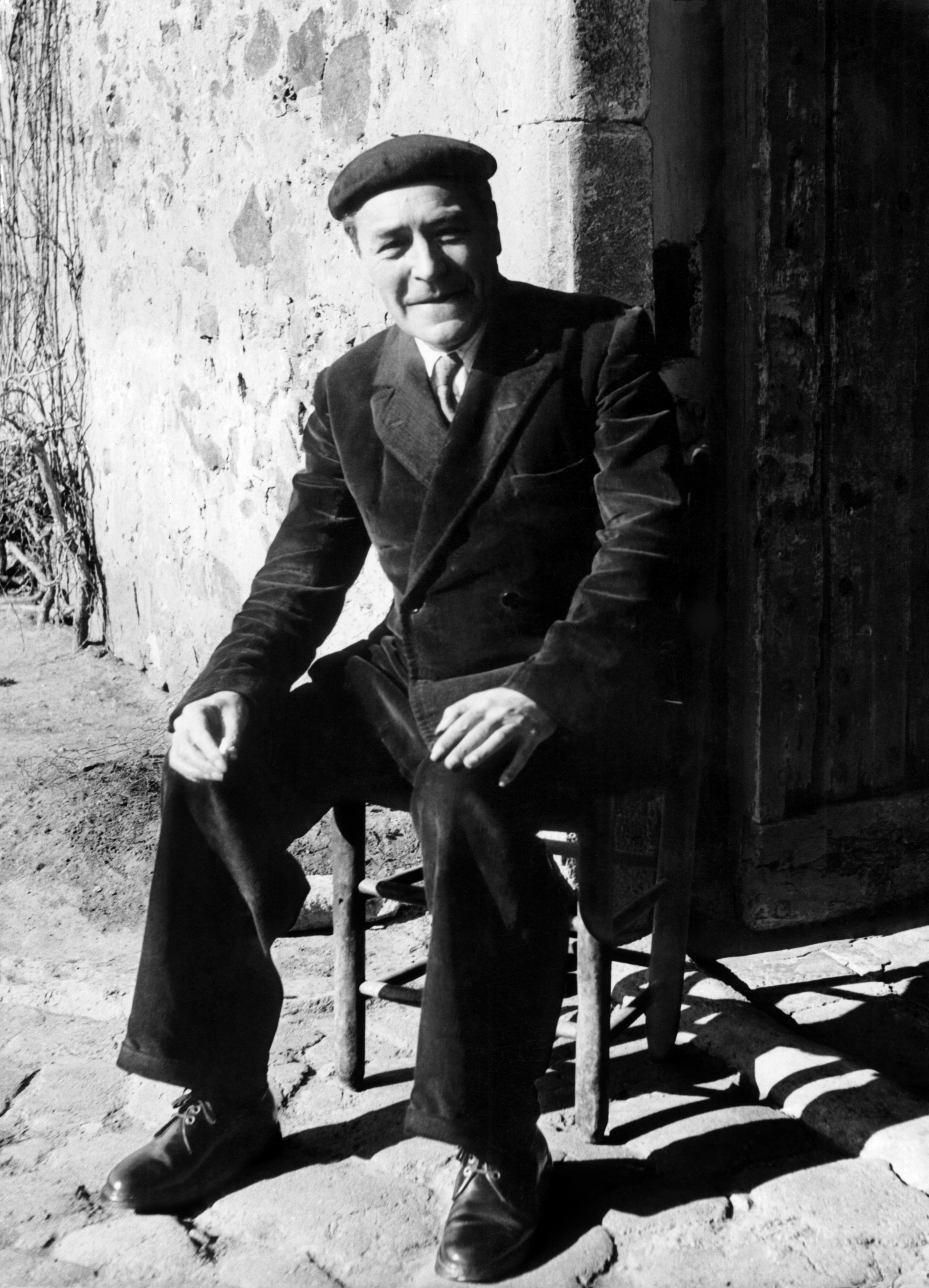 El escritor ampurdanés Josep Pla a la puerta de su masía en Llofriu (Girona).