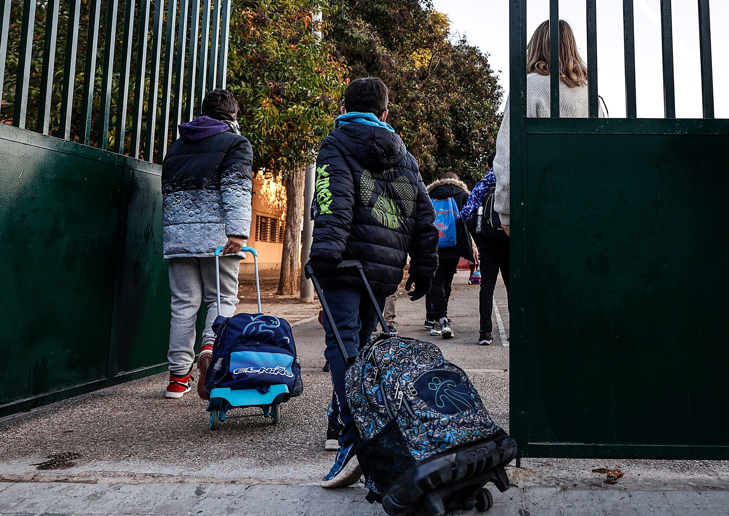 Niños entrando al colegio en Valencia.