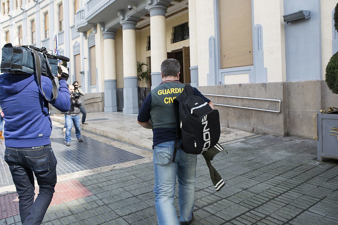 Un guardia civil entrando en el ayuntamiento de la ciudad, en imagen de archivo.