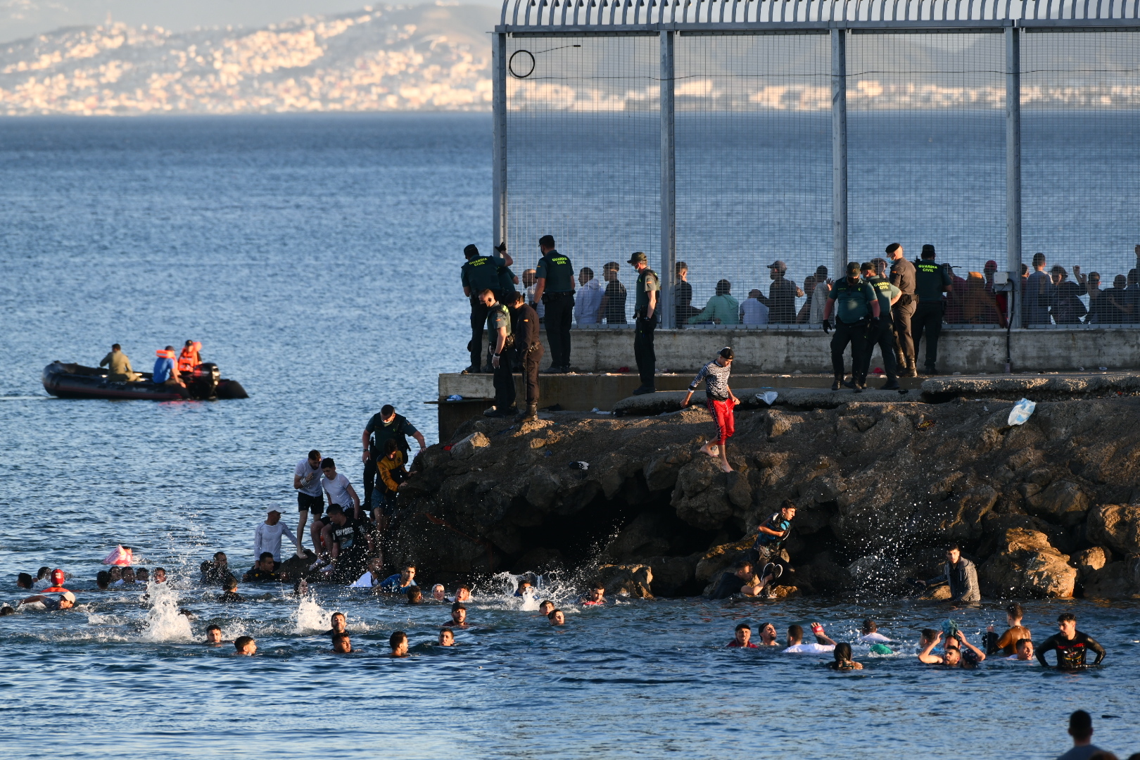 Inmigrantes en las inmediaciones de la valla de Ceuta.