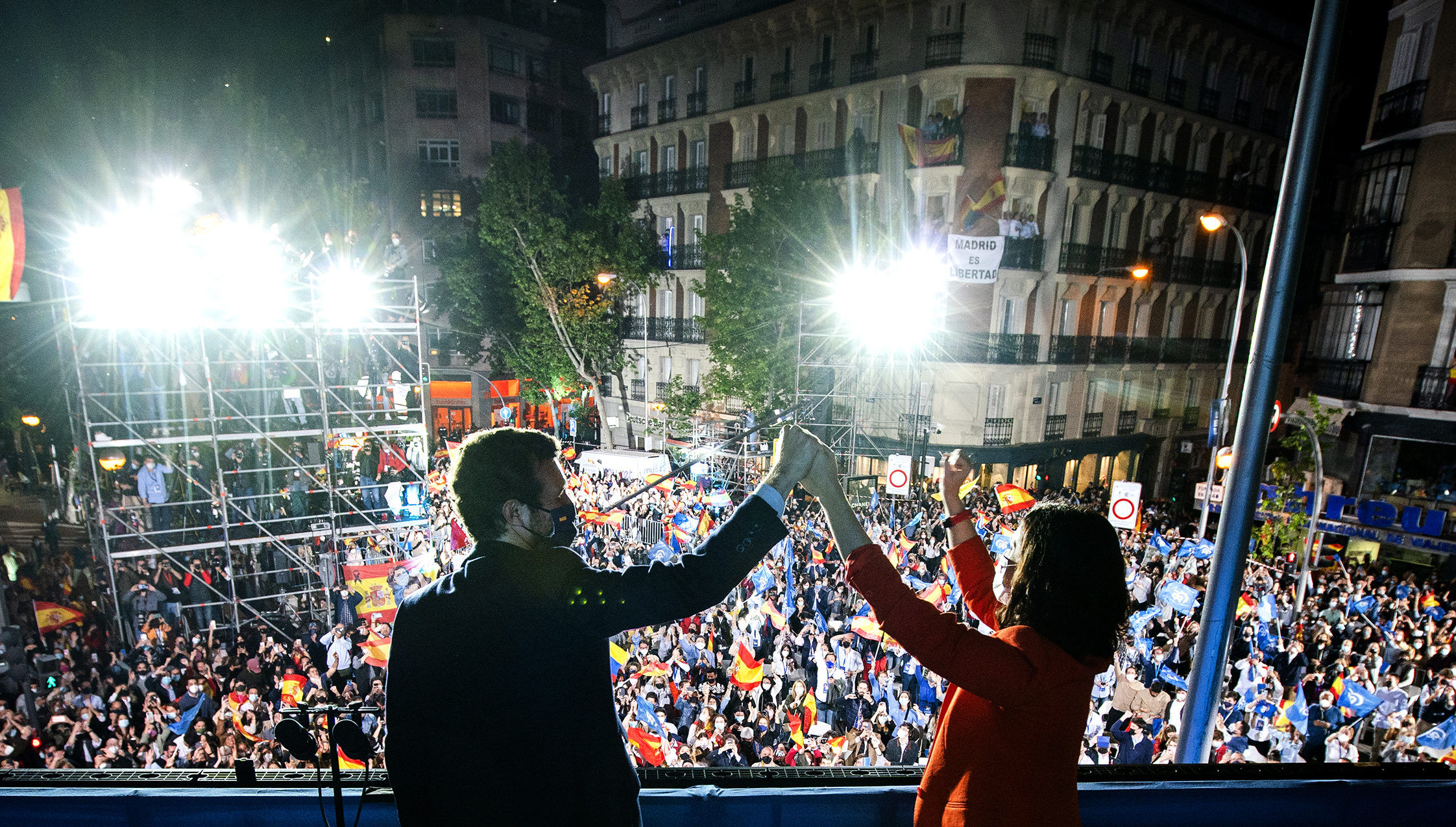 Casado y Ayuso celebran la victoria del PP en Gnova.