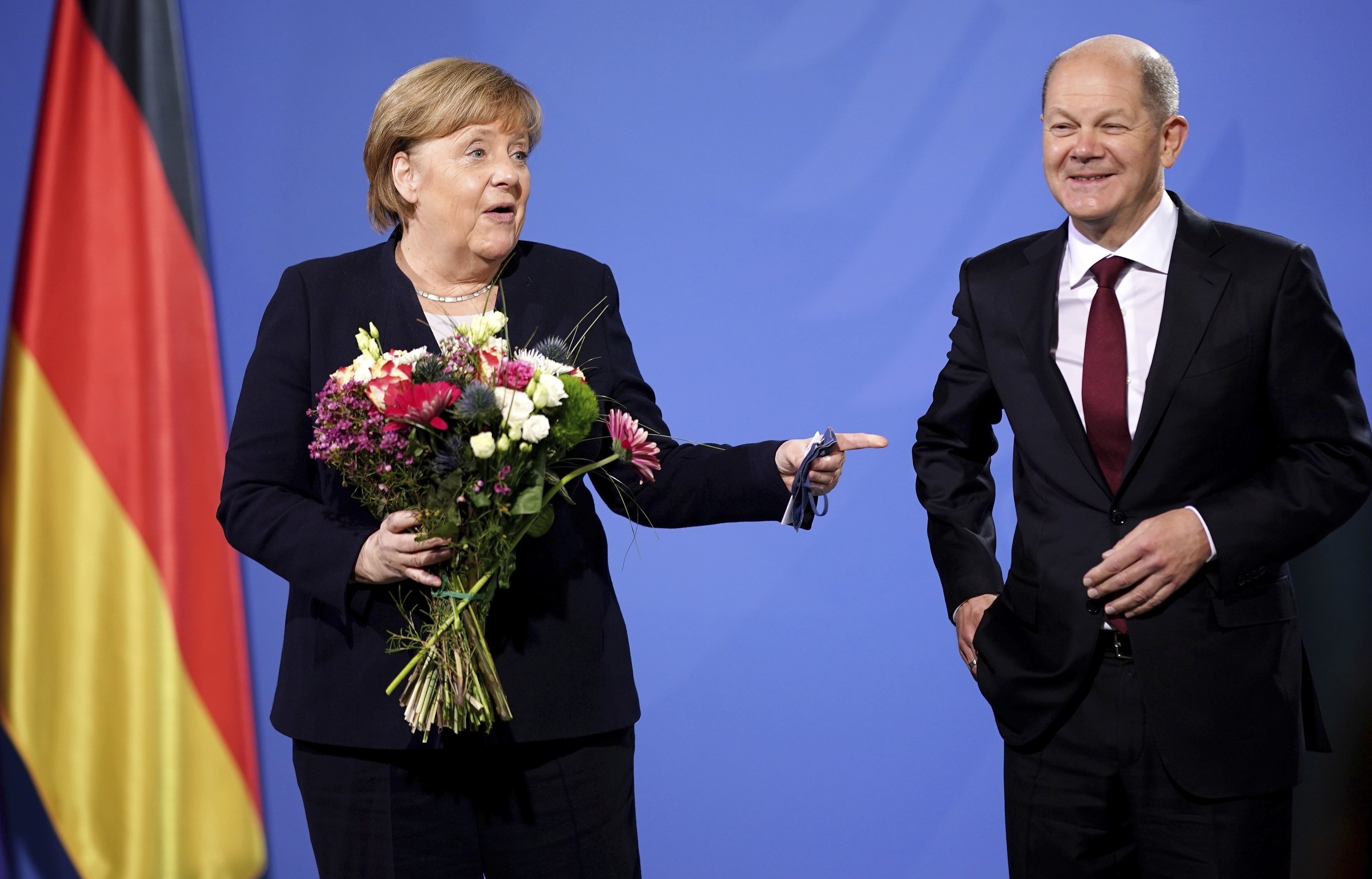 El canciller Olaf Scholz, junto a su antecesora Angela Merkel.
