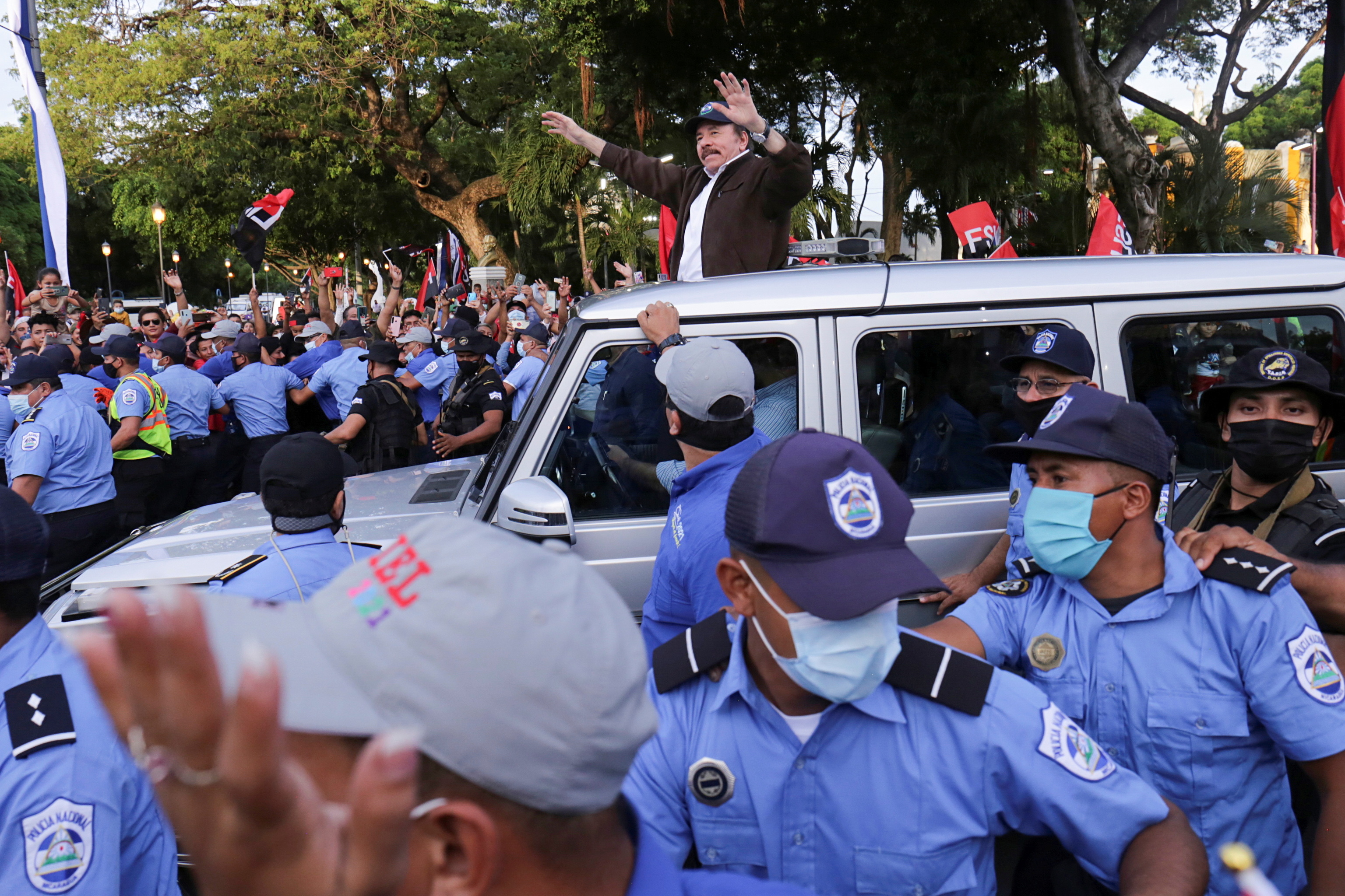 Daniel Ortega saluda a sus seguidores el pasado julio en Managua.