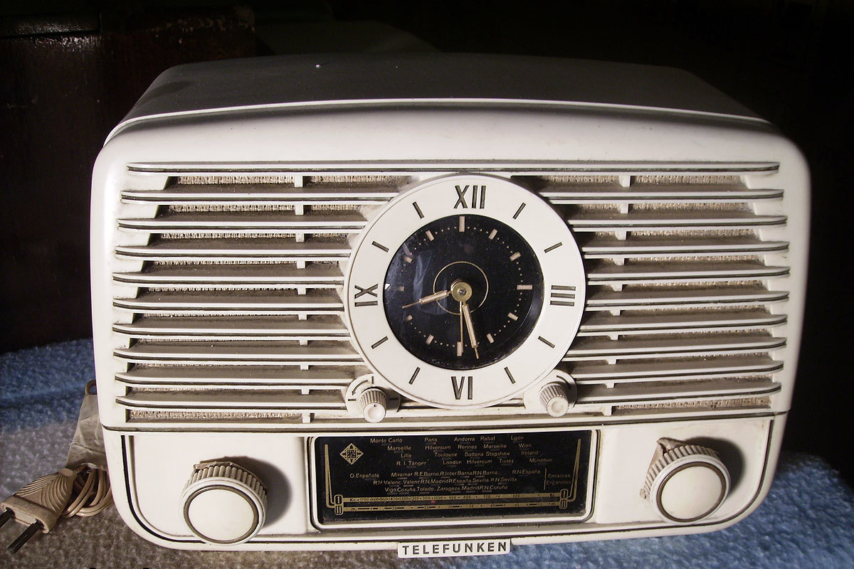 Radio reloj despertador Telefunken, espaol, de baquelita, de mitad de la dcada de los 50.