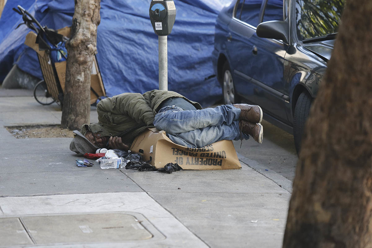 Una persona sin hogar en San Francisco.
