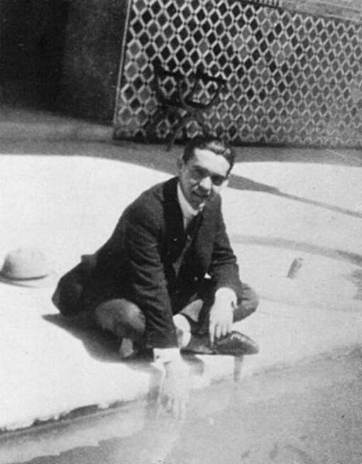 Federico Garca Lorca en La Alhambra, en 1922.