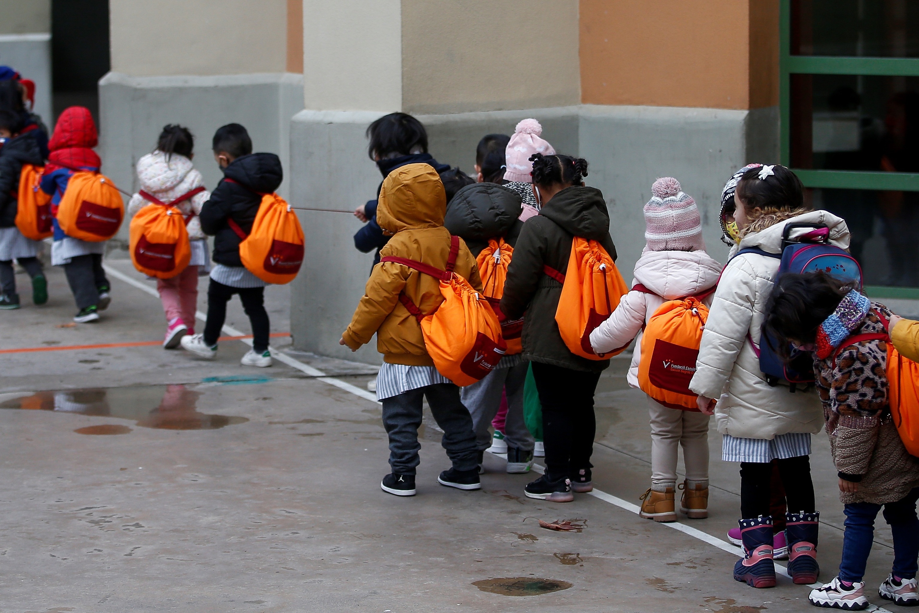 Niños acceden a un colegio, en Barcelona.