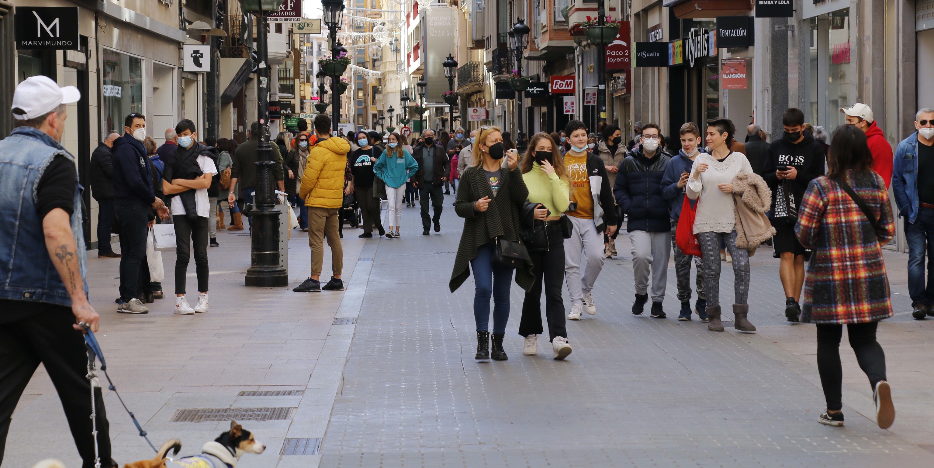 Público recorriendo una de las calles comerciales de Castellón en estas fiestas.