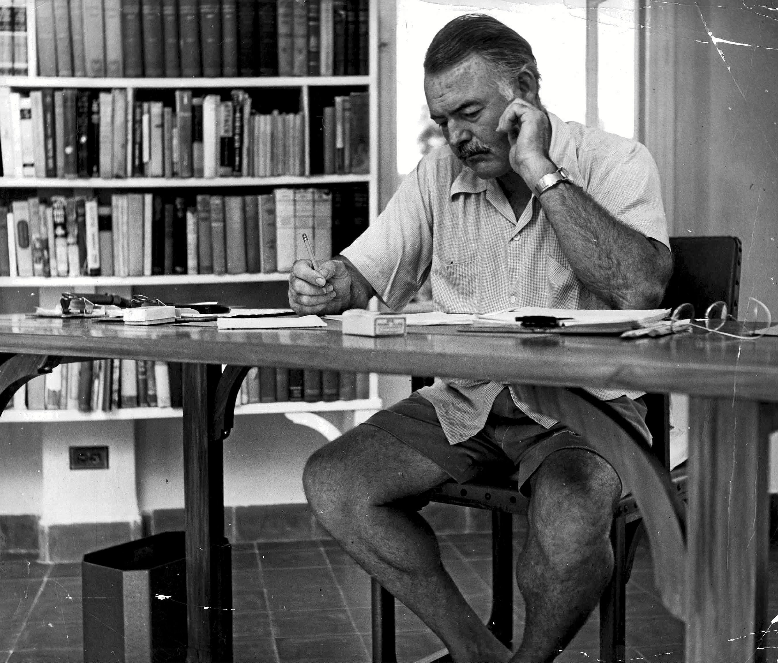 El escritor Ernest Hemingway en su casa de La Habana, en los aos 50.