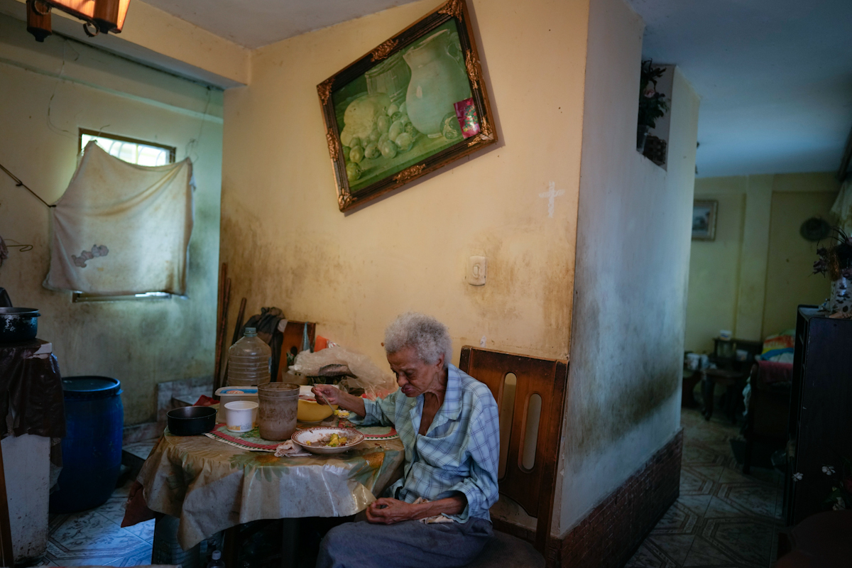 Una mujer de 88 aos almuerza en su casa de Caracas.