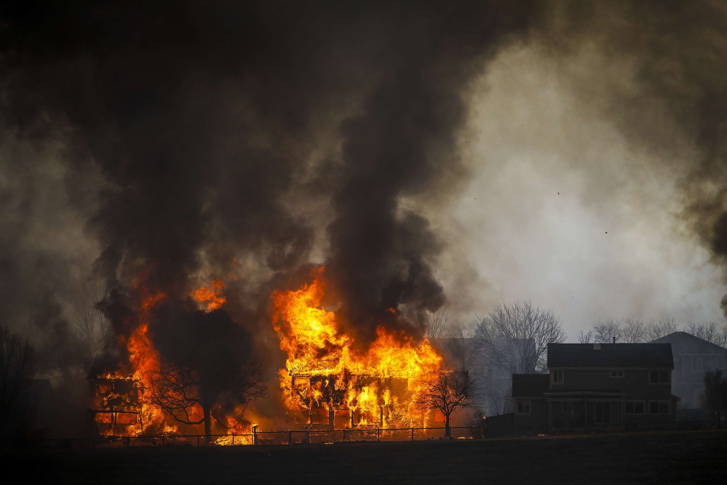 Más de 500 casas potencialmente arrasadas y 30.000 evacuados por un incendio forestal en EEUU