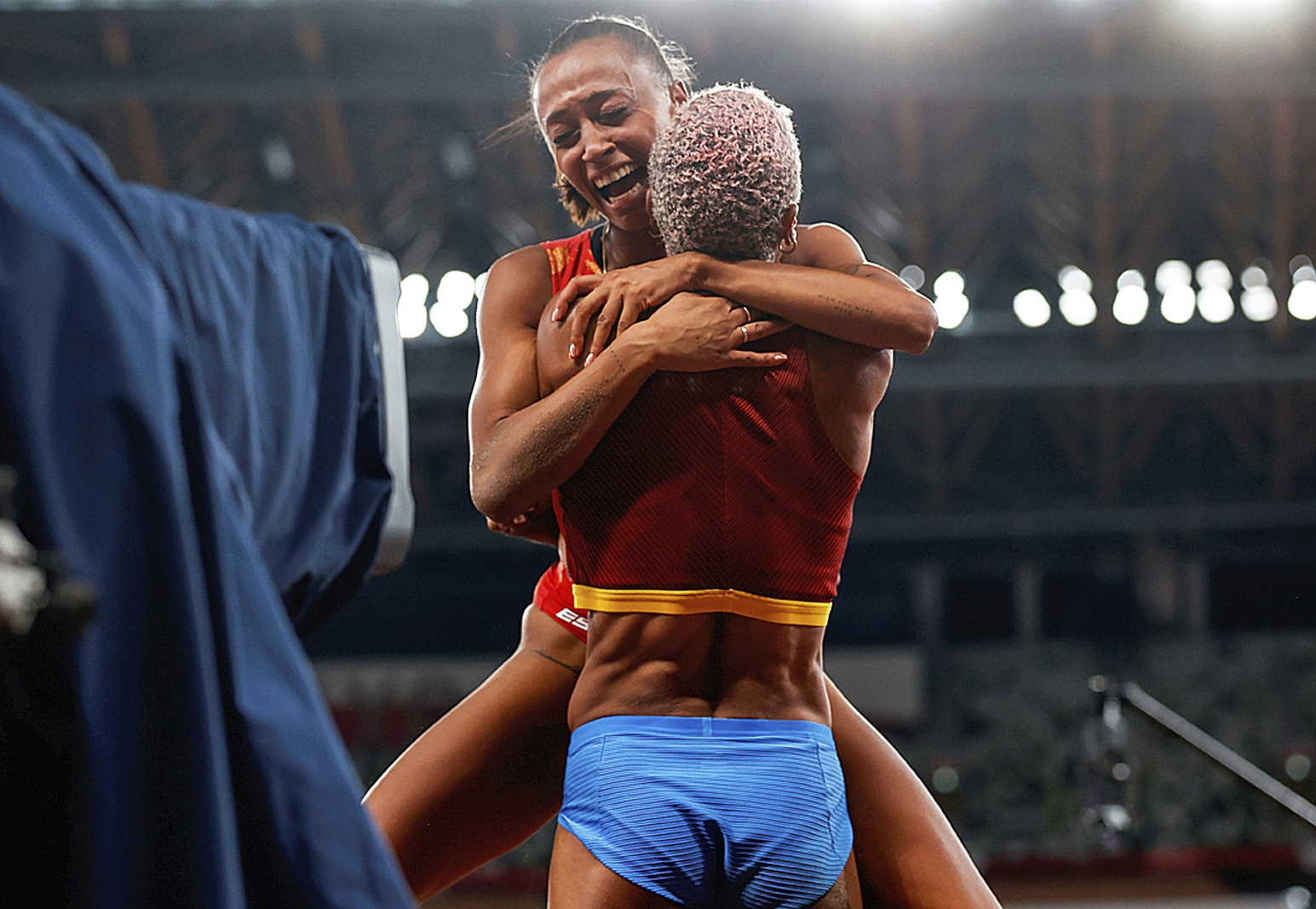 Ana Peleteiro se abraza a Yulimar Rojas tras la final de triple salto en Tokio.