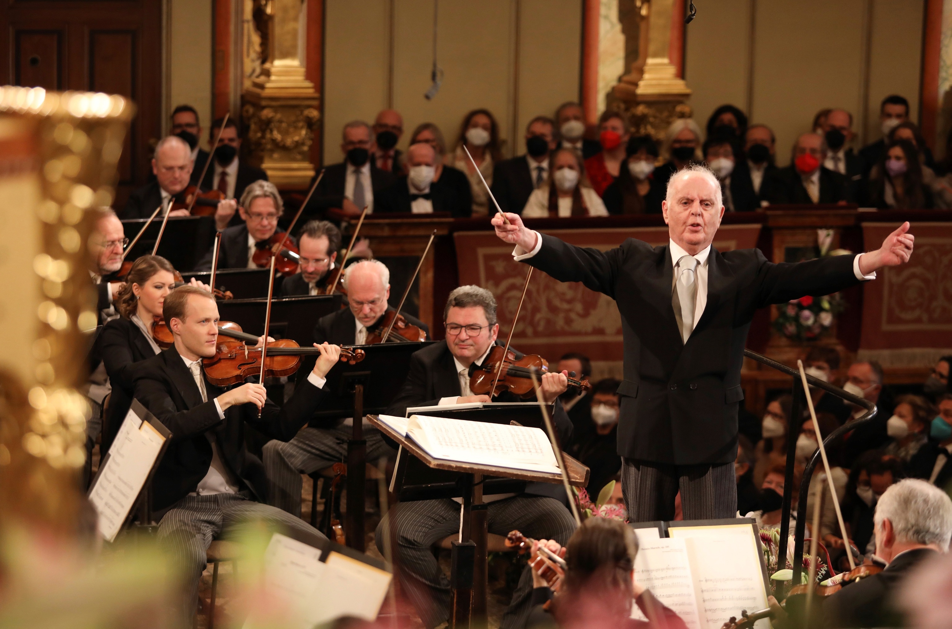 Daniel Barenboim dirige a la Filarmnica de Viena durante el Concierto de Ao Nuevo