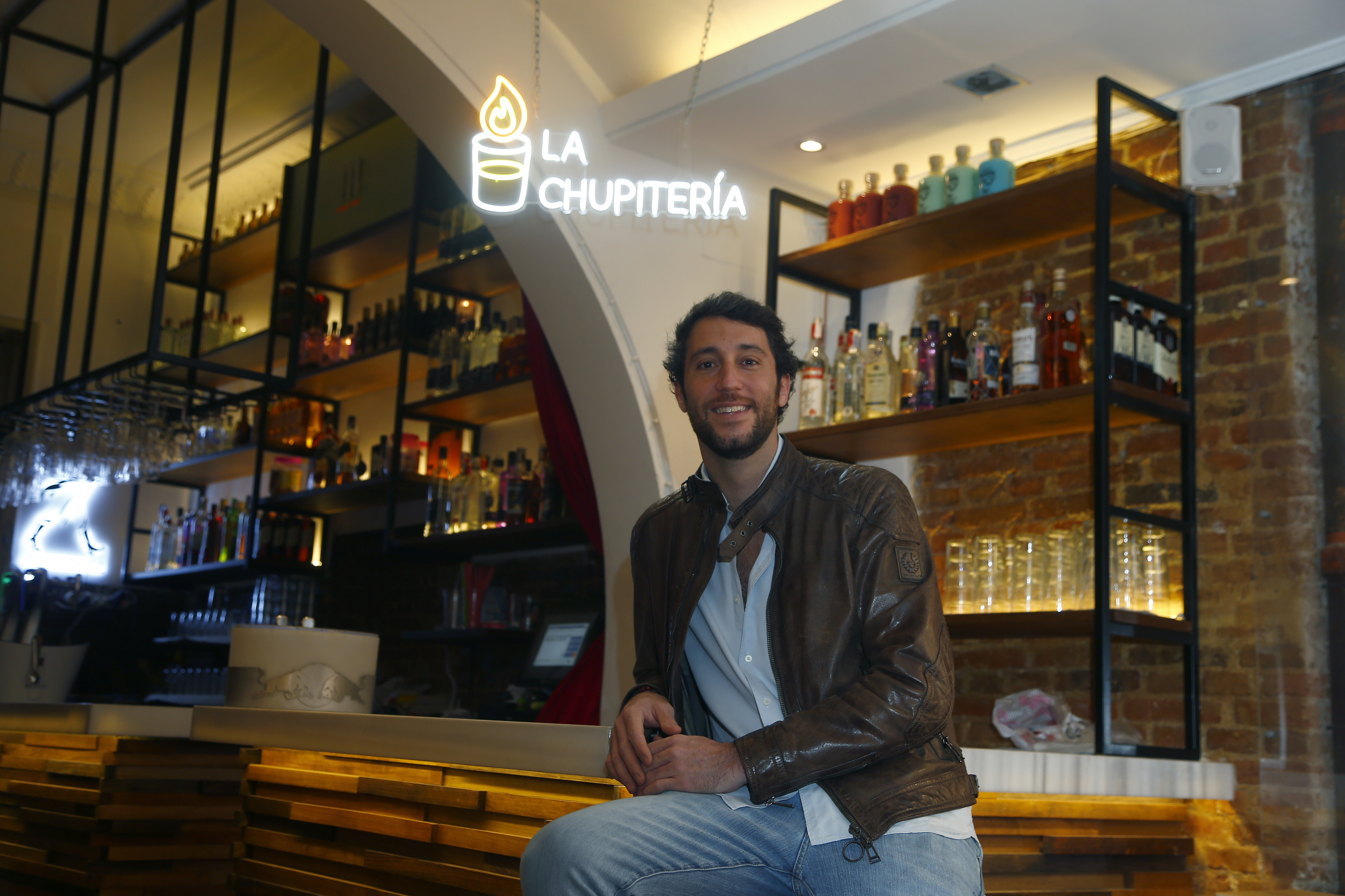 Jorge Bengoechea, en el interior de Las tablas 2.0, el  segundo bar que ha abierto junto a otros socios en General Ora