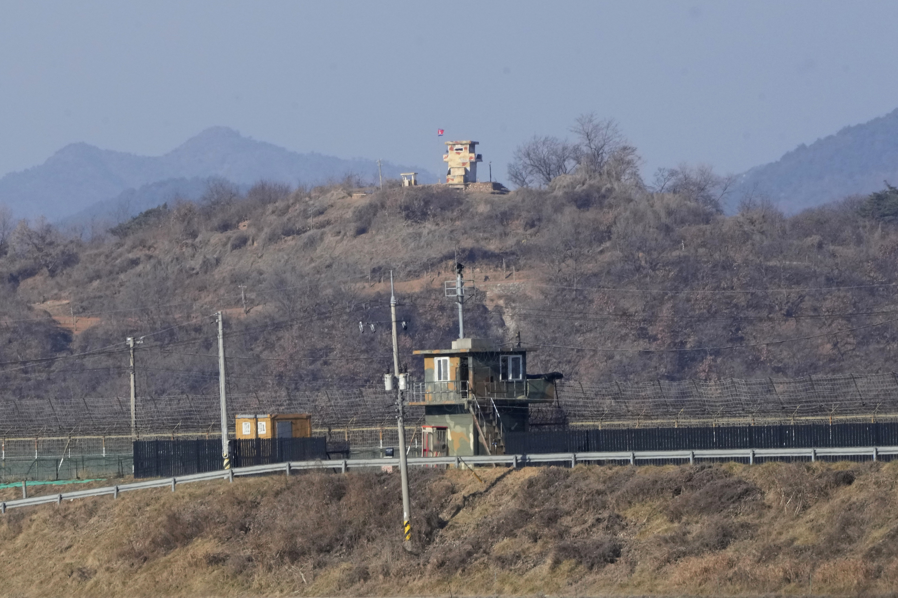 Puestos de guardia militar de Corea del Norte, atrs, y Corea del Sur, adelante, se ven en Paju, cerca de la frontera con Corea del Norte, Corea del Sur, domingo, 2 de enero de 2022. El ejrcito de Corea del Sur dijo el domingo que una persona no identificada cruz la frontera fuertemente fortificada hacia Corea del Norte.