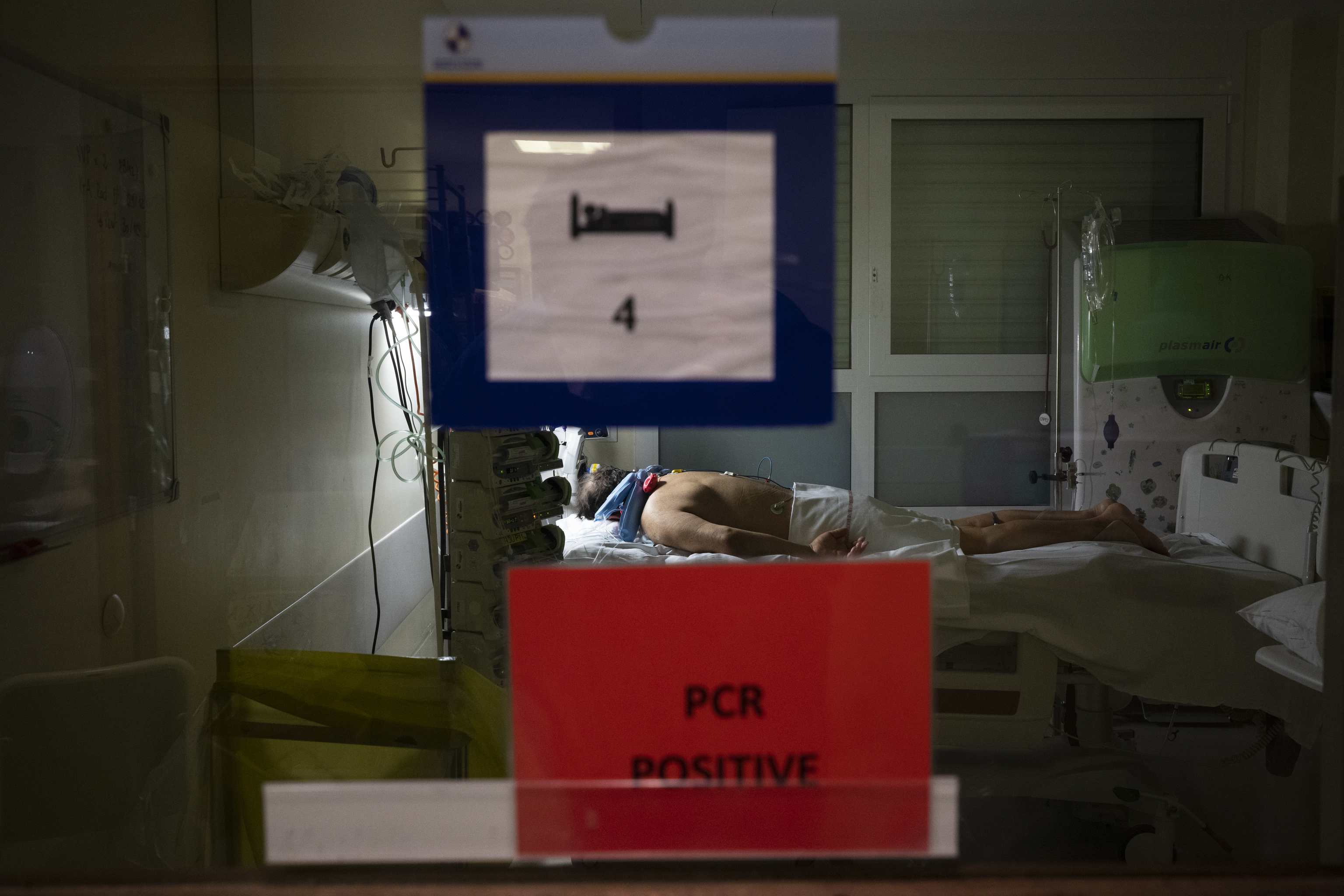 Un paciente de Covid con ventilacin yace boca abajo en la UCI del Hospital de la Timone en Marsella (Francia), el 31 de diciembre.