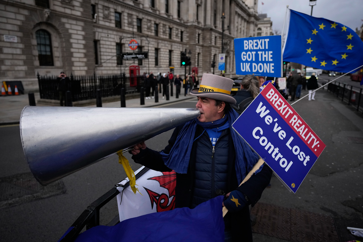 Un manifestante anti-Brexit protesta ante el Parlamento de Londres.