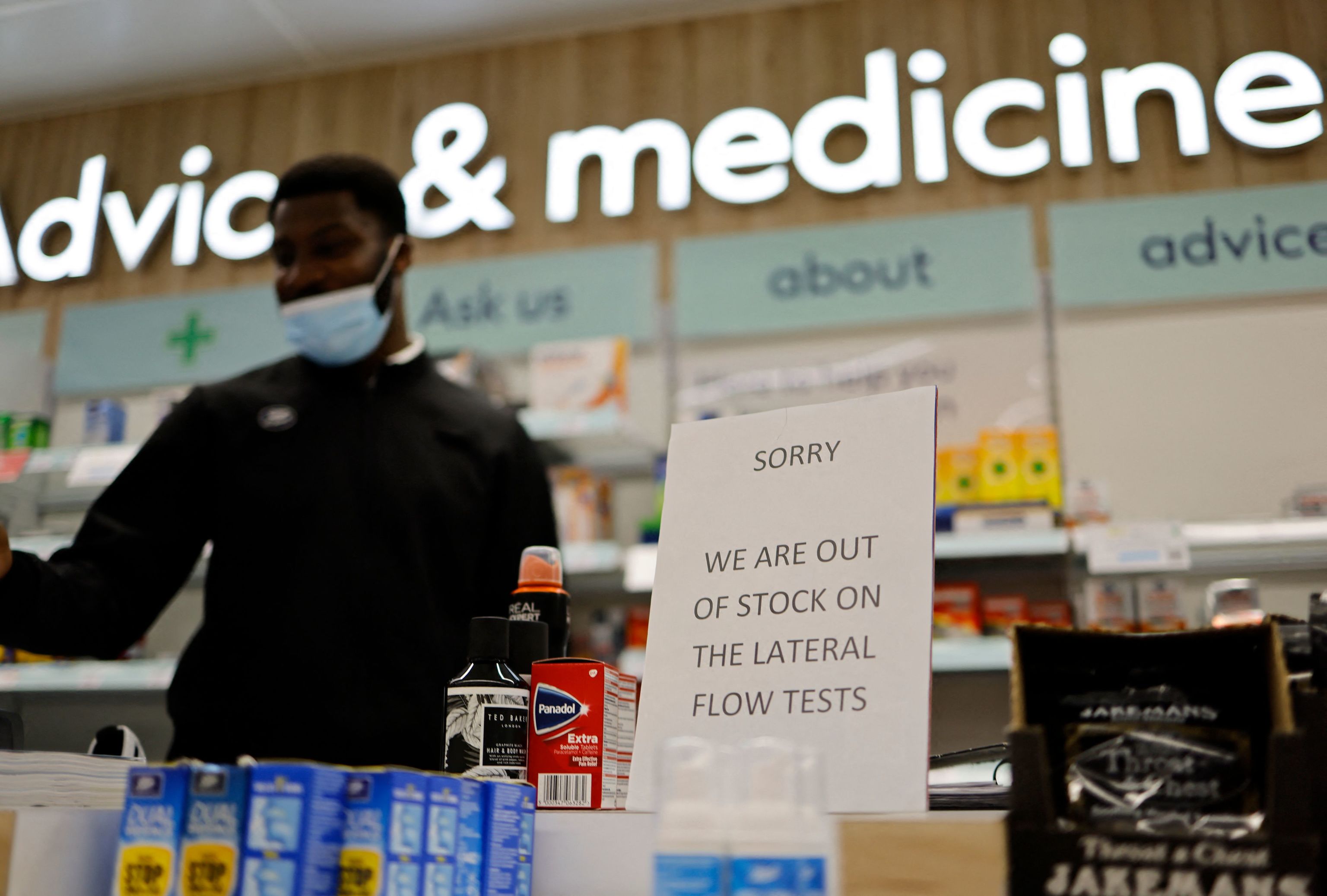 Un letrero de una farmacia advierte que no quedan tests de Covid, en Londres.
