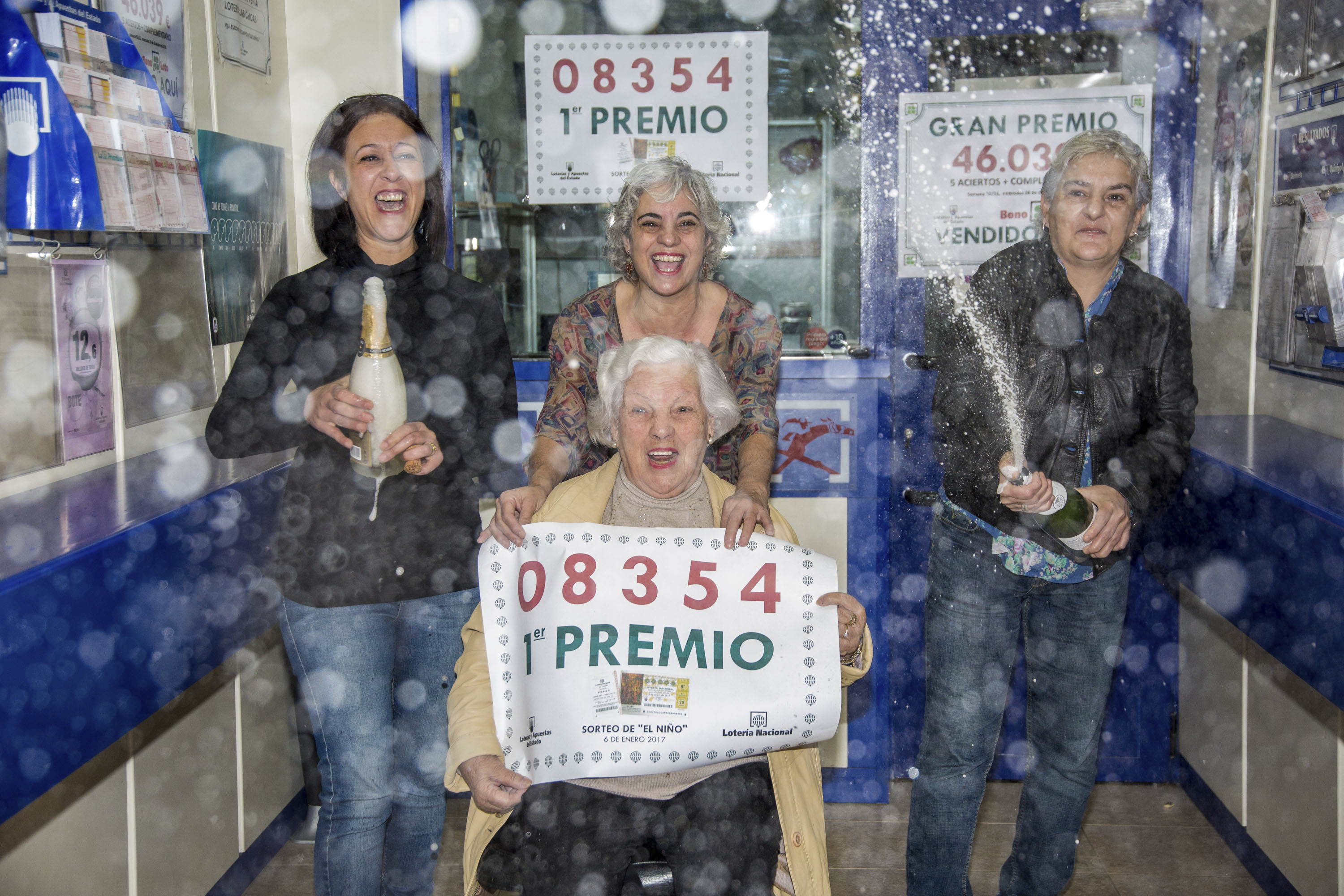Celebracion del primer premio de la loteria de El Nio de 2017, que recay en el nmero 08354, vendido integramente en la localidad de Torrente (Valencia).