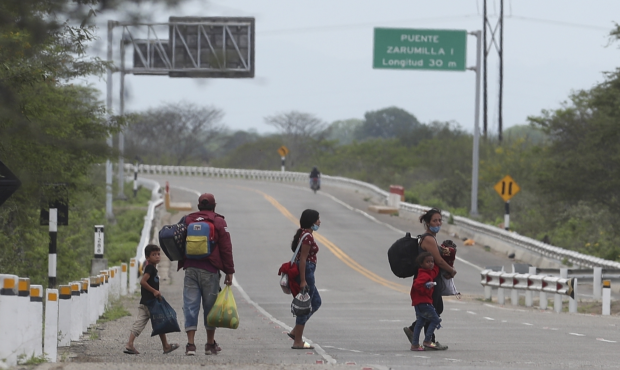 Migrantes venezolanos cruzan la frontera.