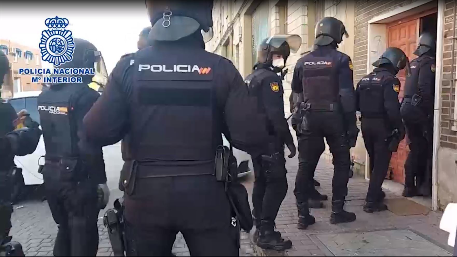 Policías nacionales antes del registro de uno de los narcopisos.