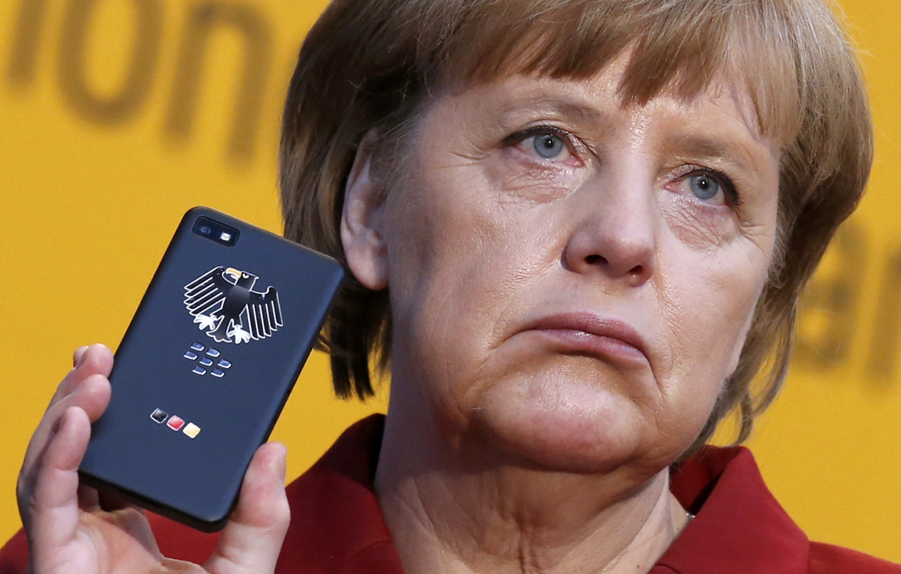 Angela Merkel muestra la parte posterior de una BlackBerry en 2014