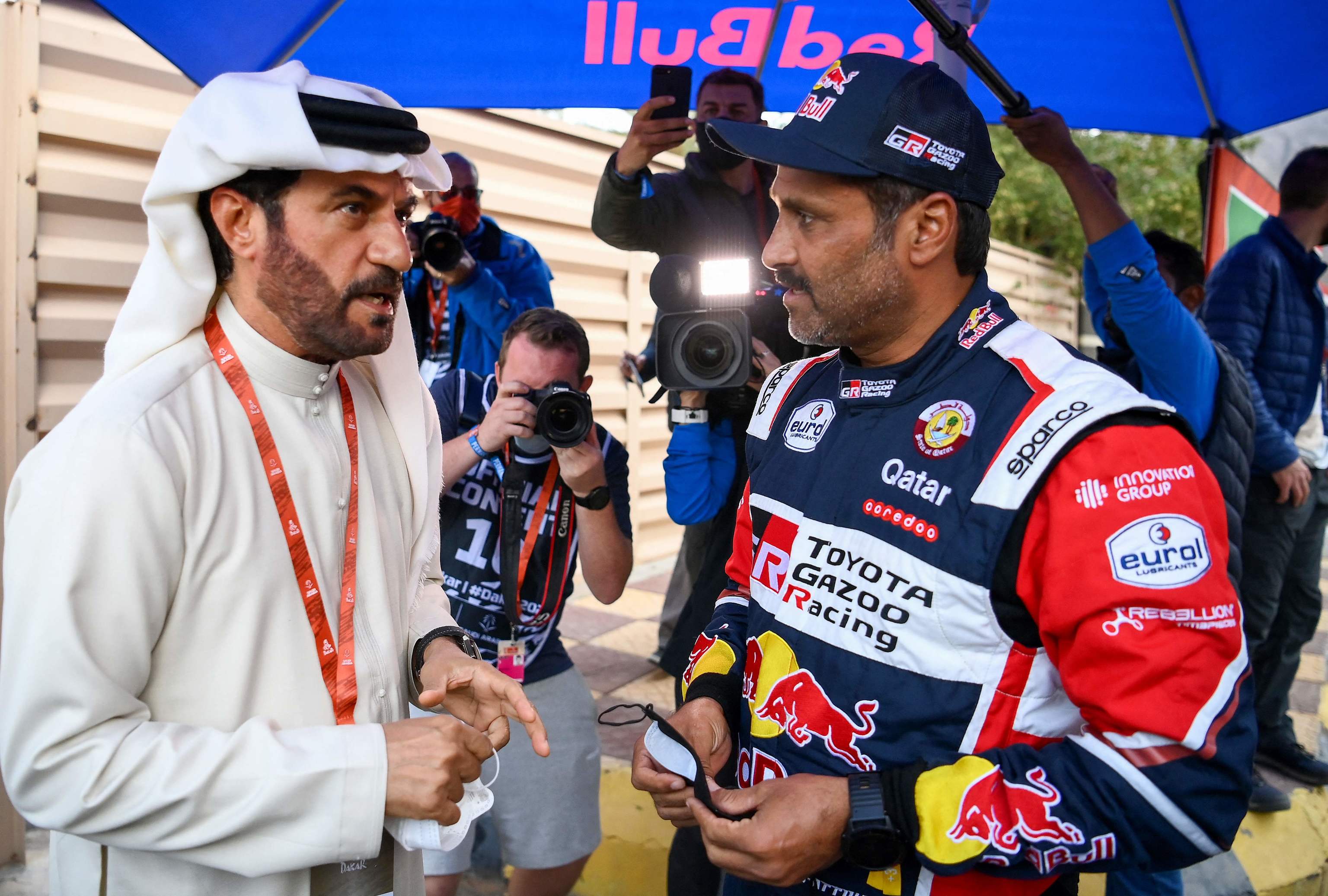 El presidente de la FIA, Mohammed ben Sulayem, con  Al-Attiyah tras la primera etapa.