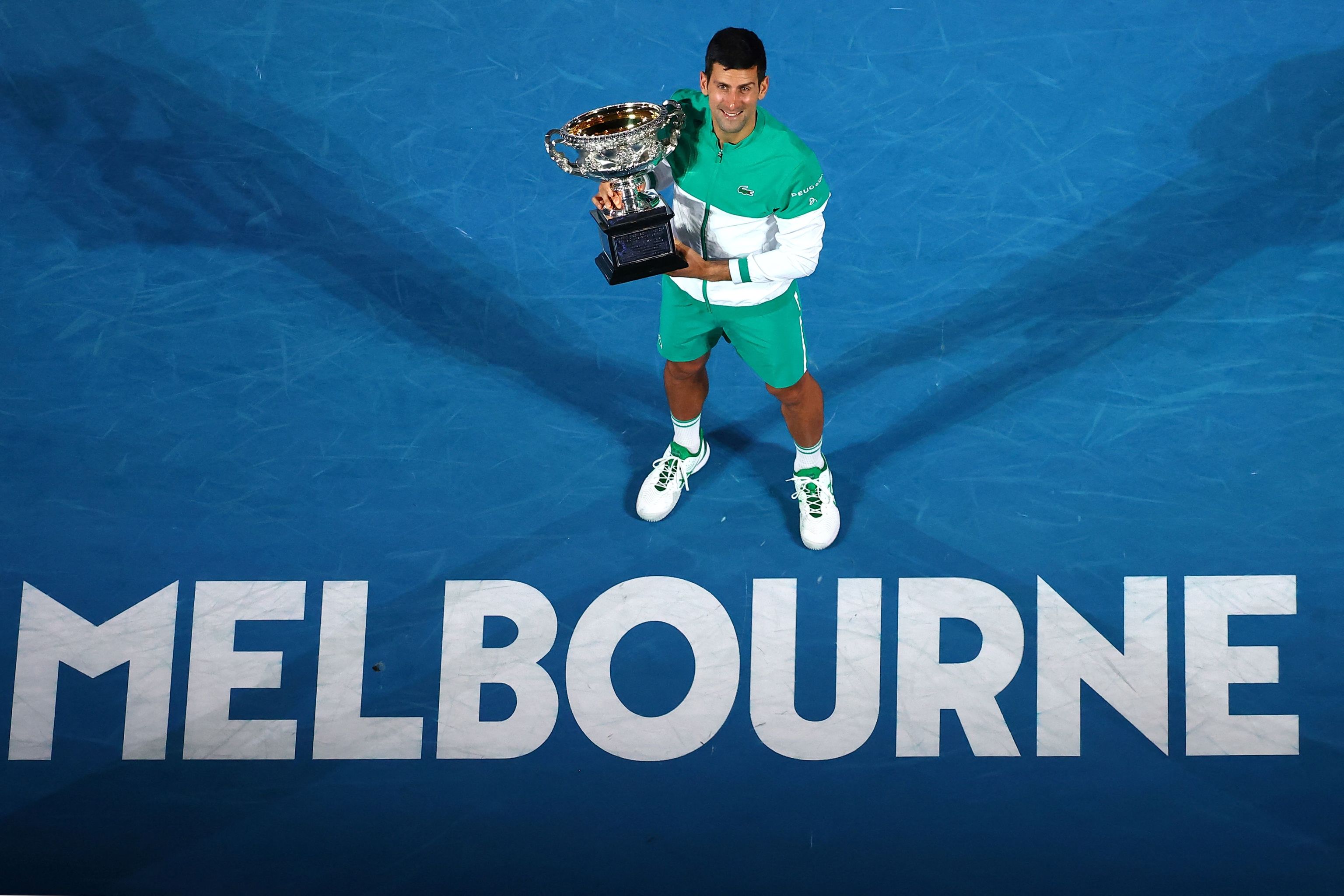Djokovic, con en trofeo de Australia.