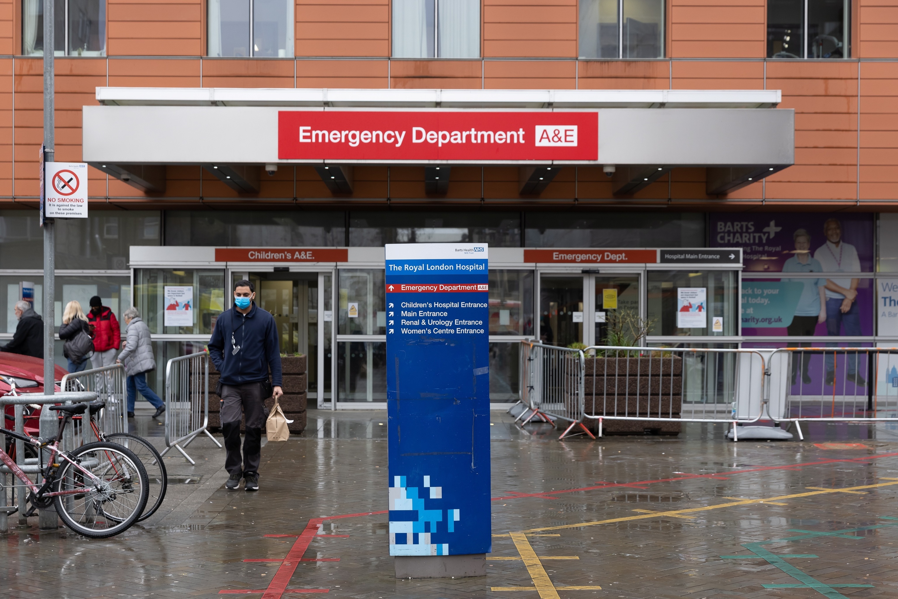 Entrada de las emergencias del Hospital Royal London.