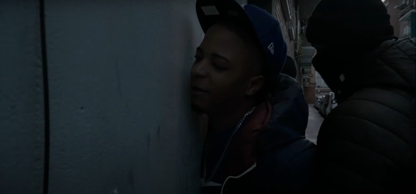 El rapero recreando su detencin en uno de sus videoclips.