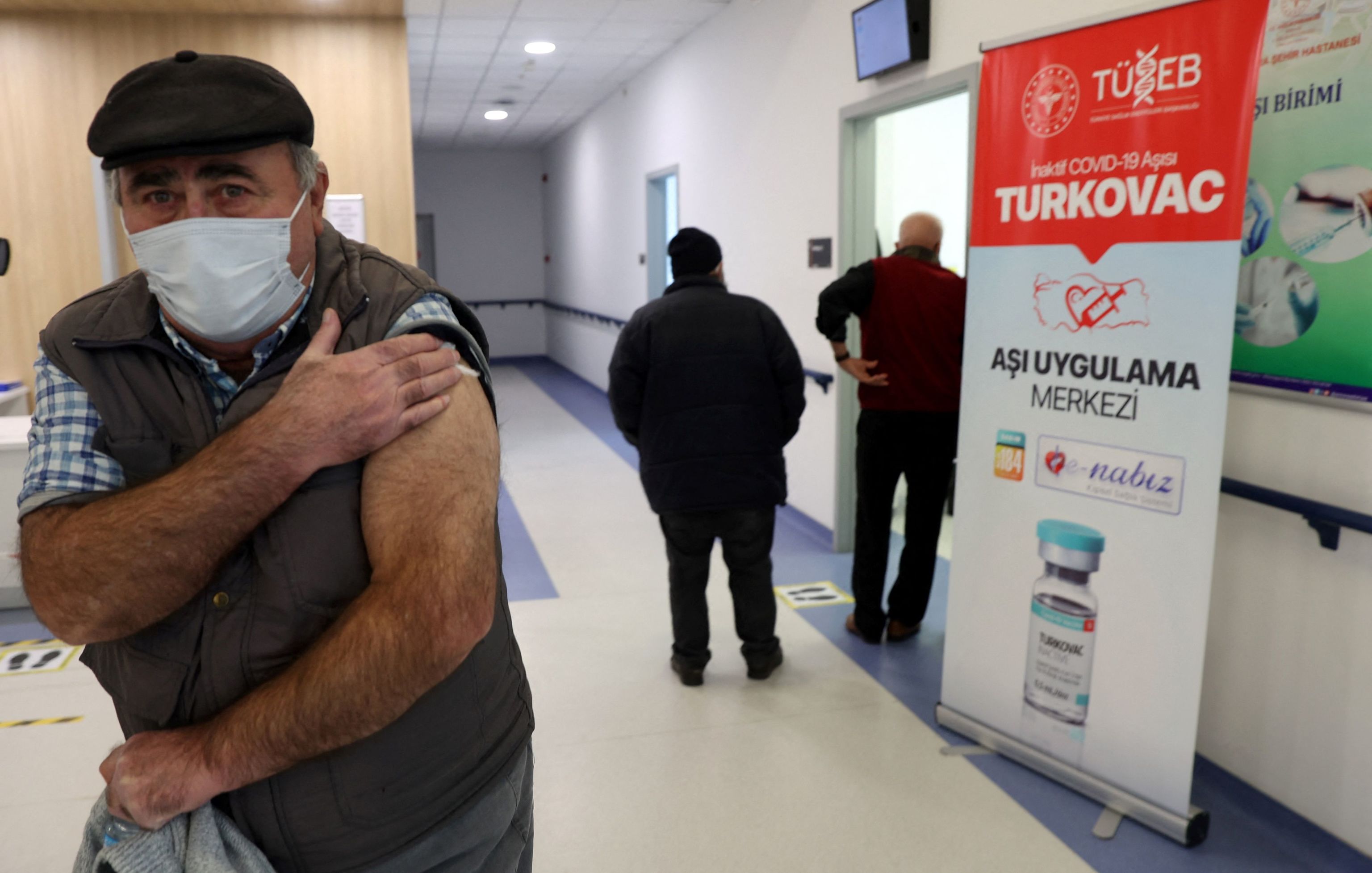 Un hombre tras recibir la vacuna en Ankara, Turqua.