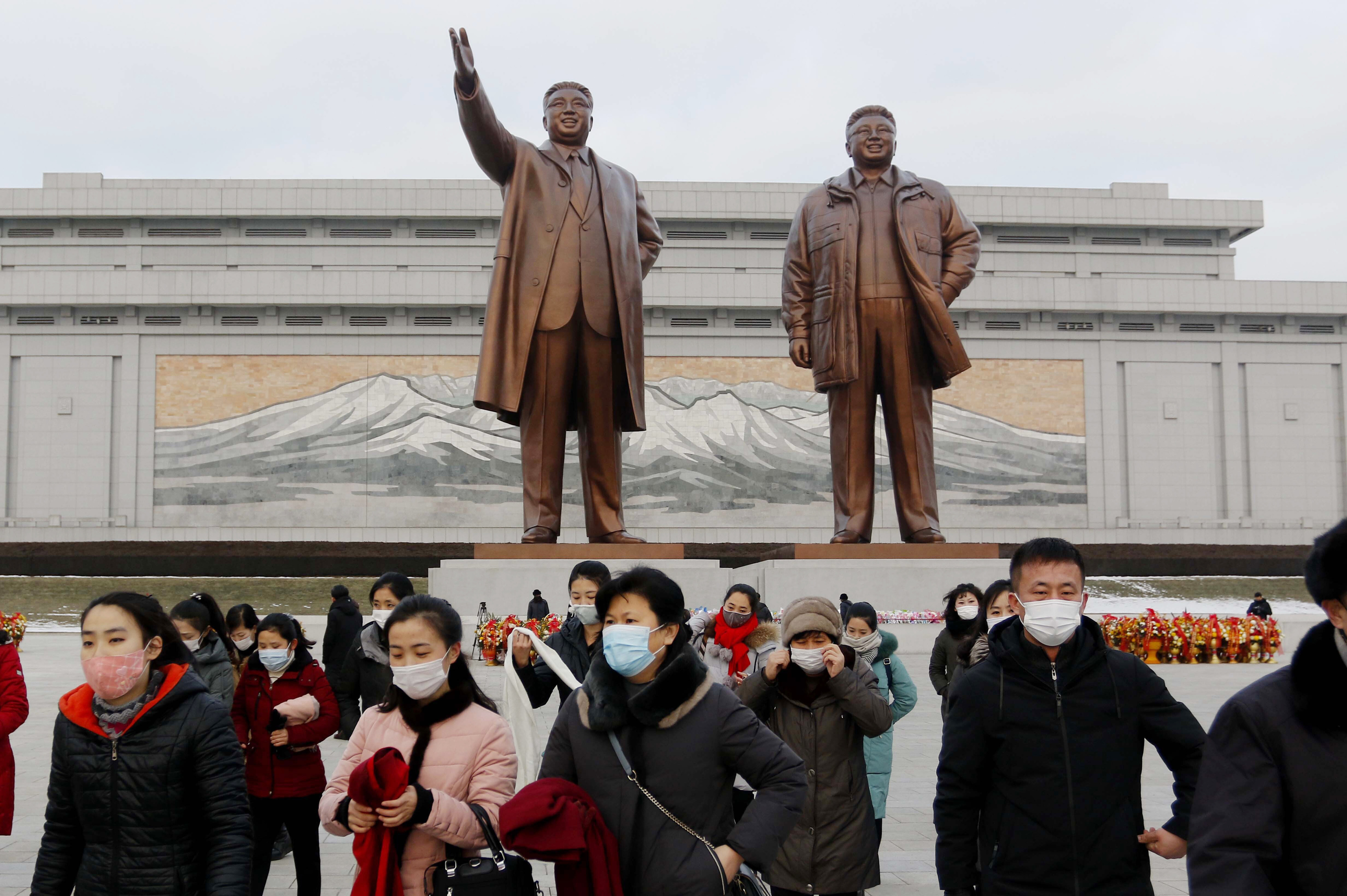 Norcoreanos visitan las estatuas de antiguos lderes del pas el da de Ao Nuevo.