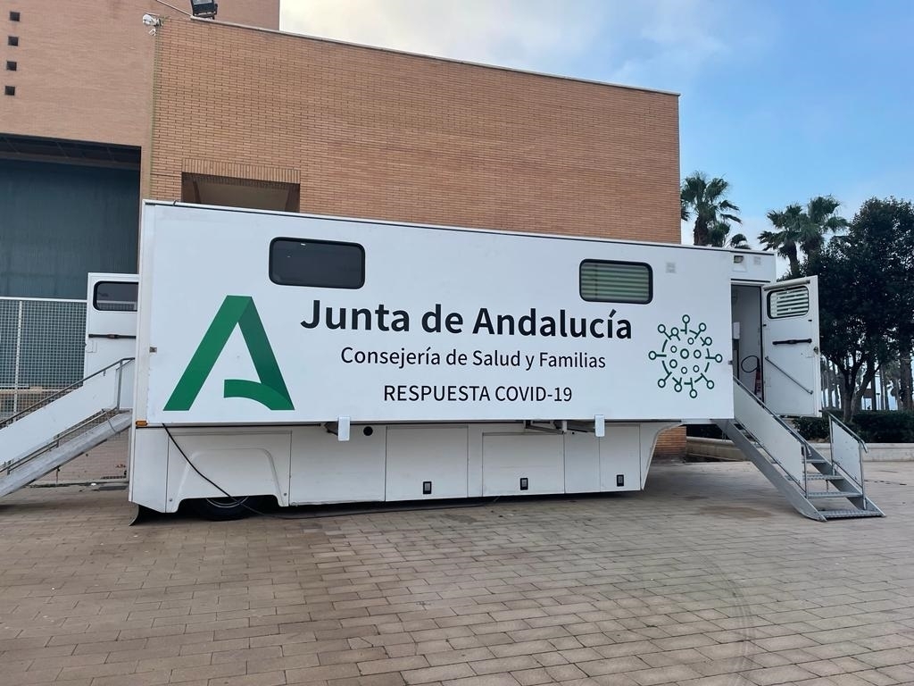 Un camin instalado junto al Auditorio Maestro Padilla de Almera para realizar pruebas de diagnstico.