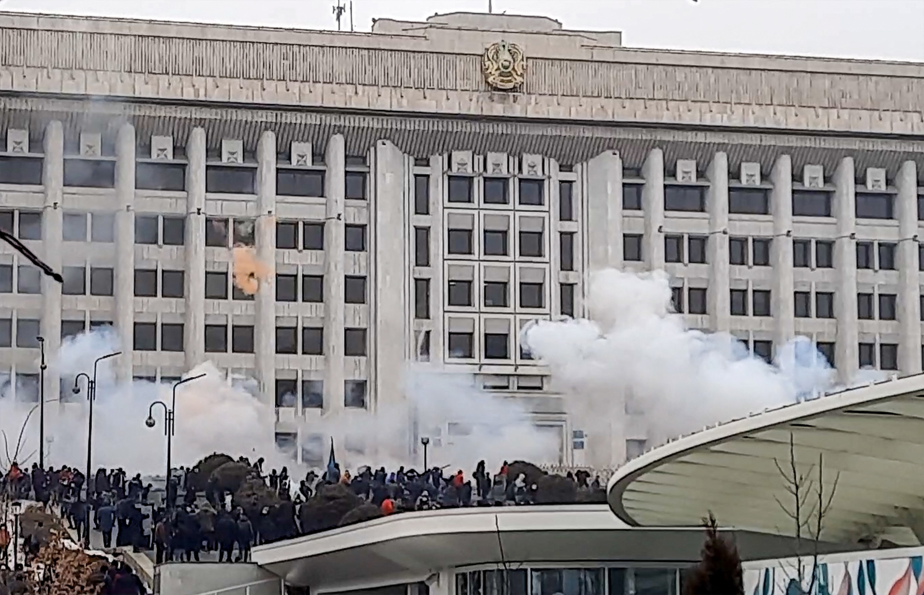 Manifestantes irrumpen en el ayuntamiento de Almaty.