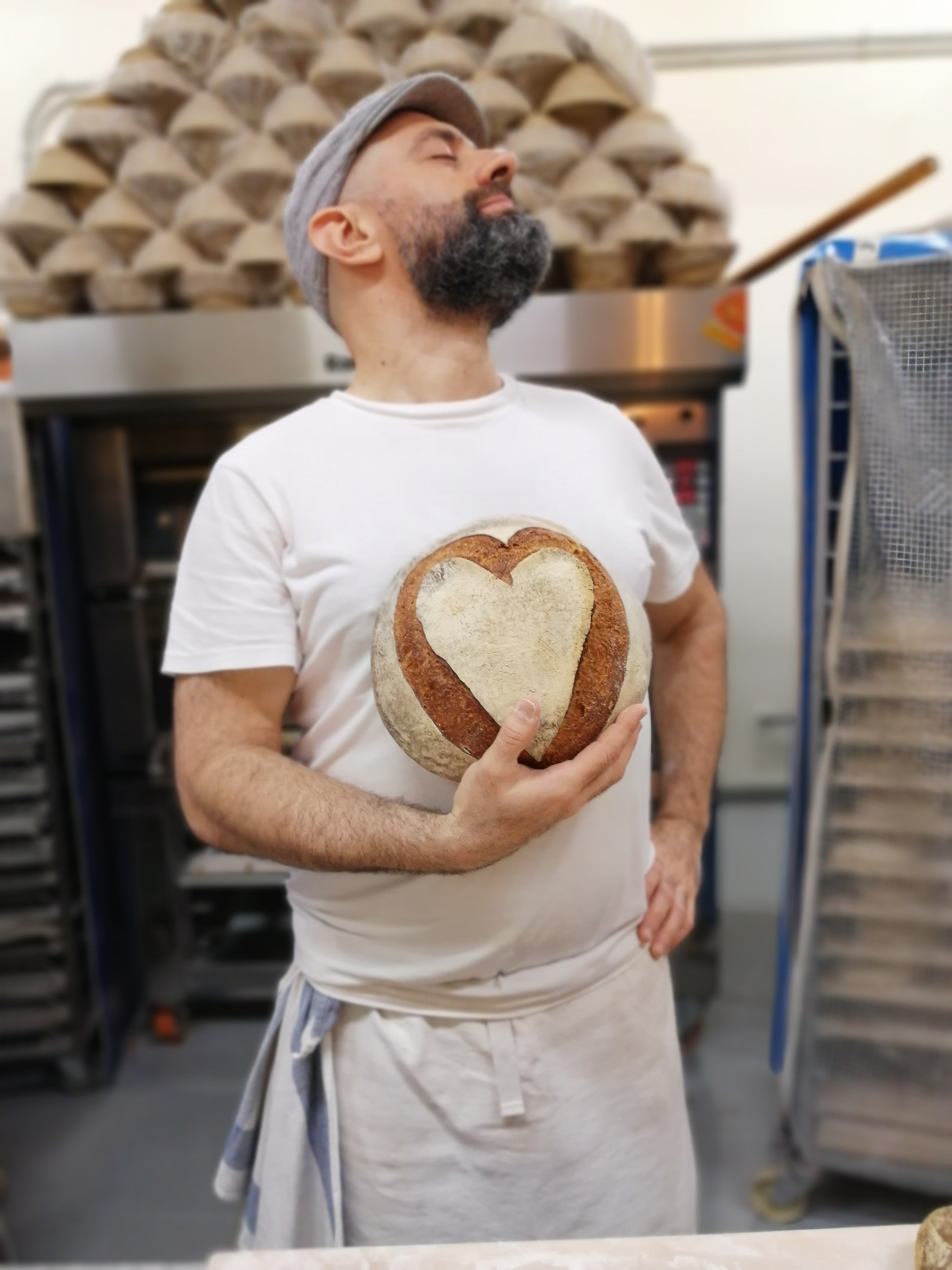 Paco Jiménez con uno de sus panes de temporada.
