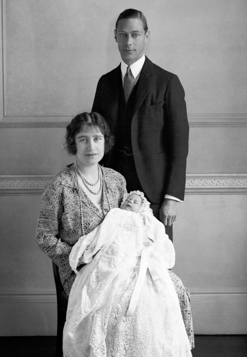Isabel Bowes-Lyon (duquesa de York y futura reian consorte), con su hija Isabel en brazos, en una imagen de 1926.