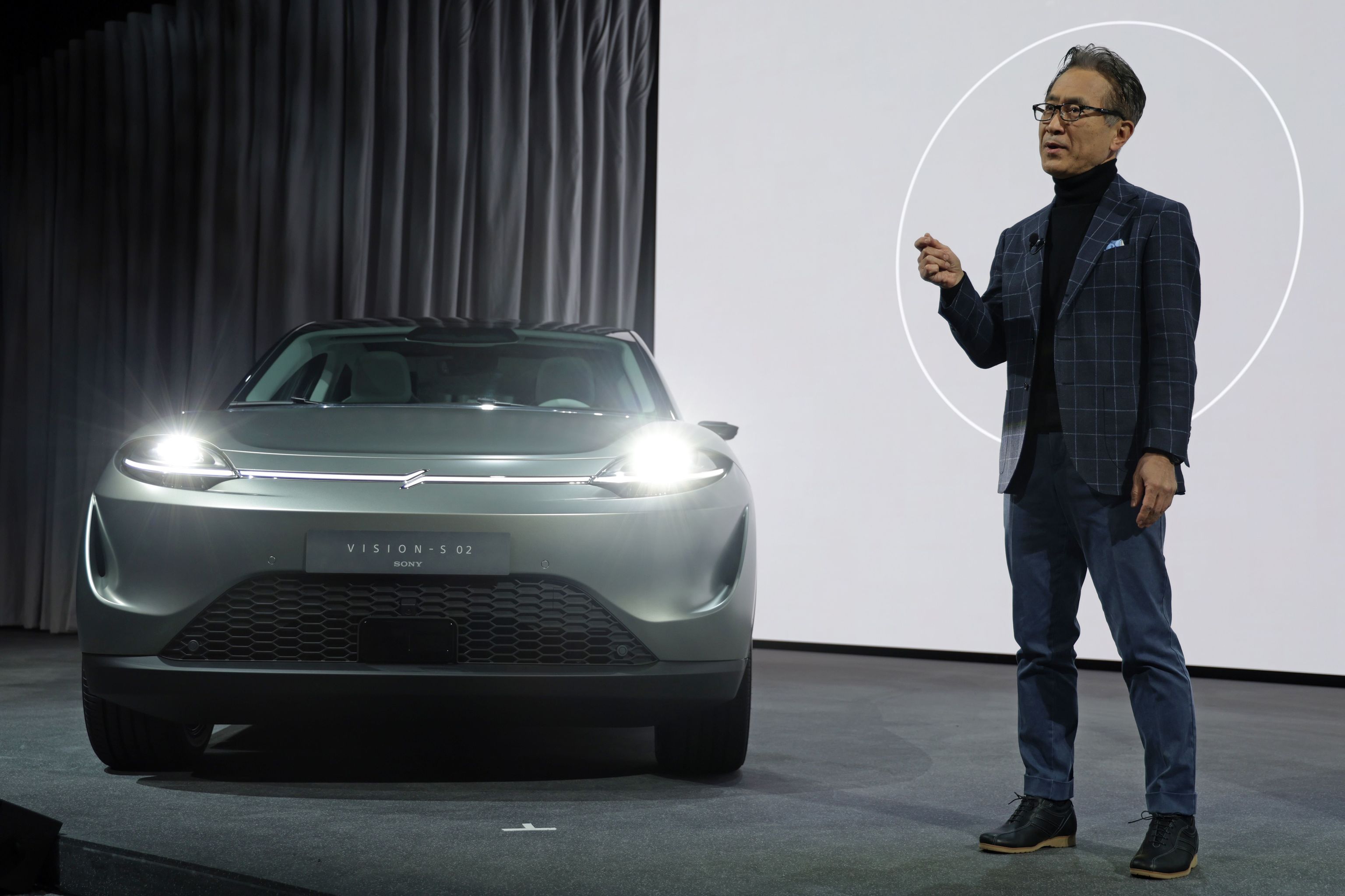 El presidente de Sony, Kenichiro Yoshida junto al prototipo Vision S SUV