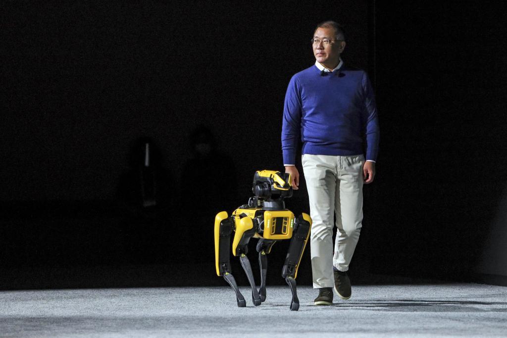 Euisun Chung, presidente de Hyundai Motor Corp, junto a su perro robot. Boston Dynamics.