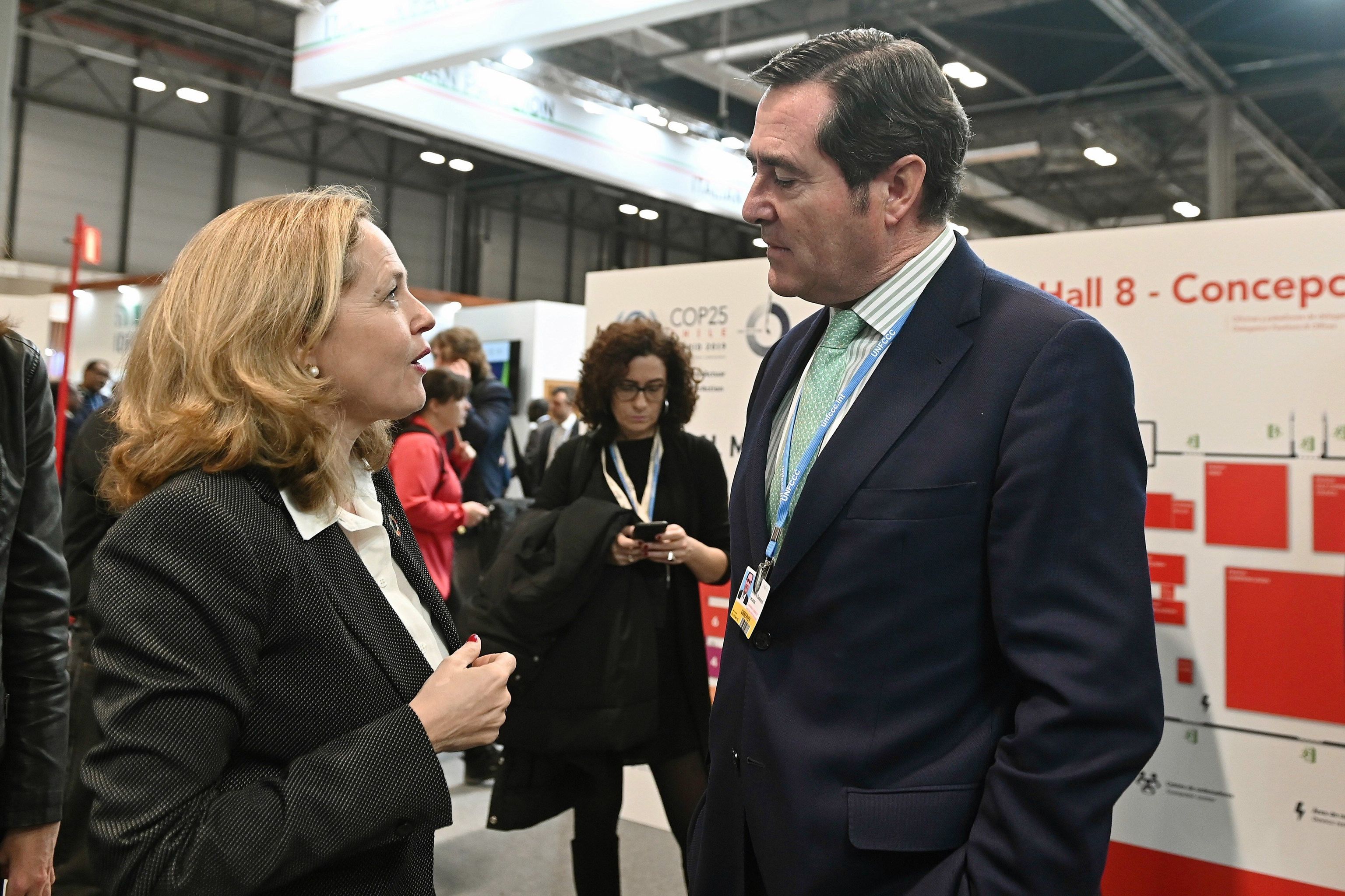 Nadia Calviño, ministra de Asuntos Económicos, y Antonio Garamendi, presidente de la CEOE