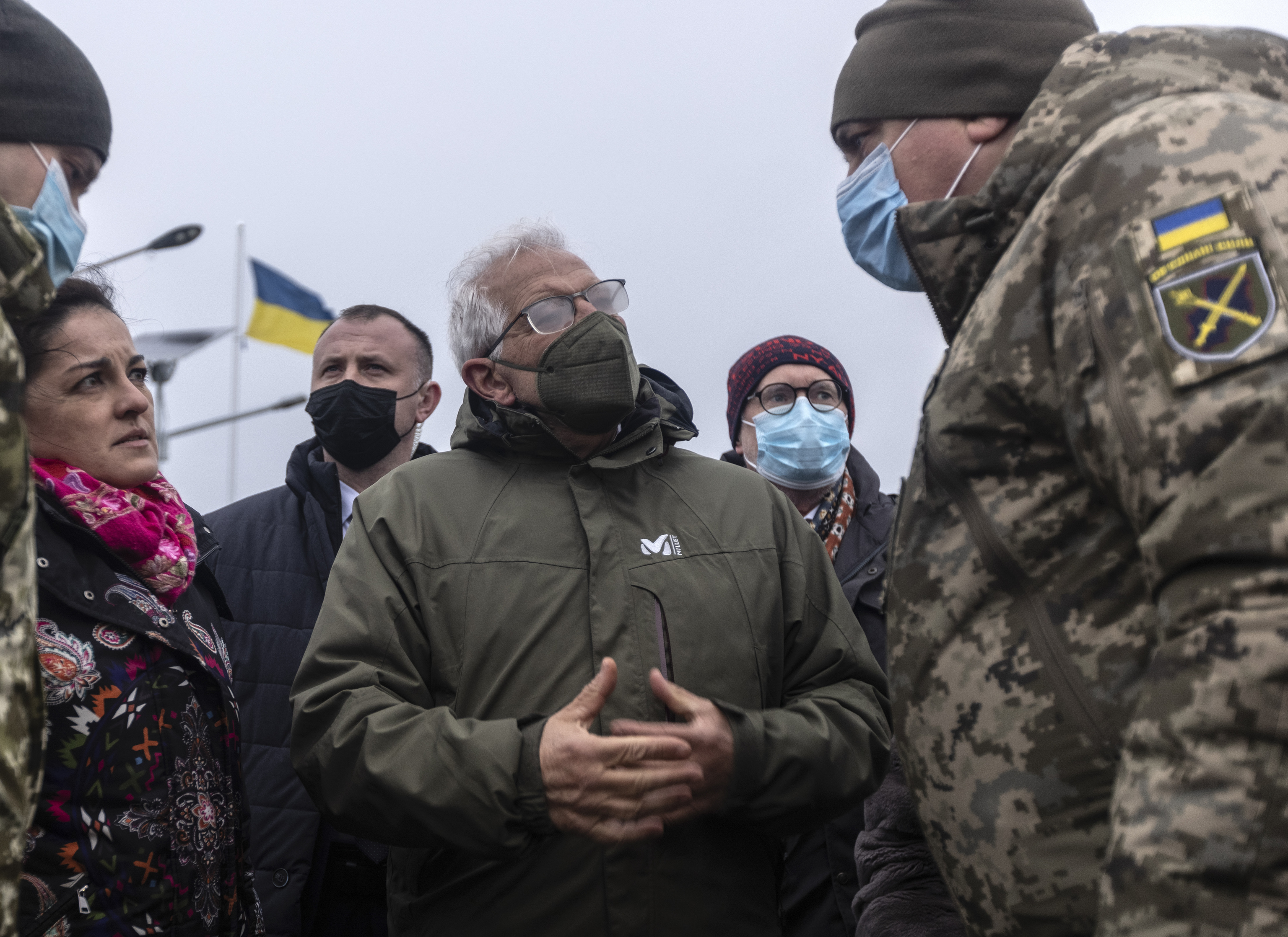 Josep Borrell conversa con un soldado en Ucrania.