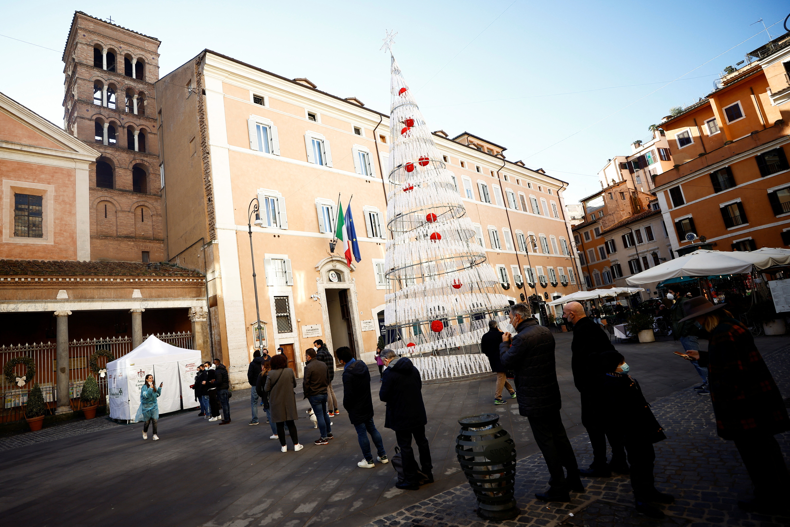 Varias personas esperan para hacerse un test covid esta Nochevieja en Roma.