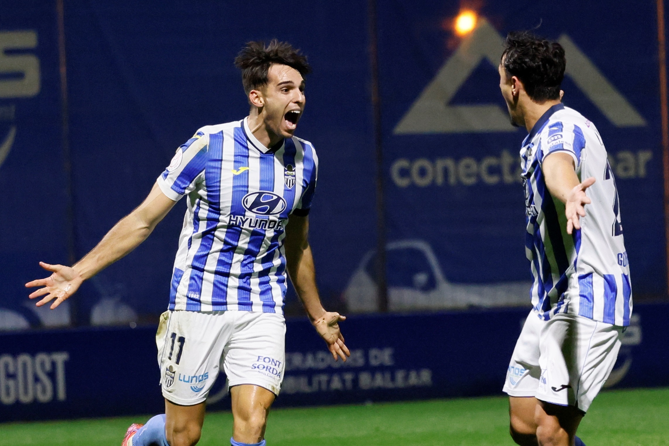 Manel Martnez (i) celebra el segundo gol del Atltico Baleares.