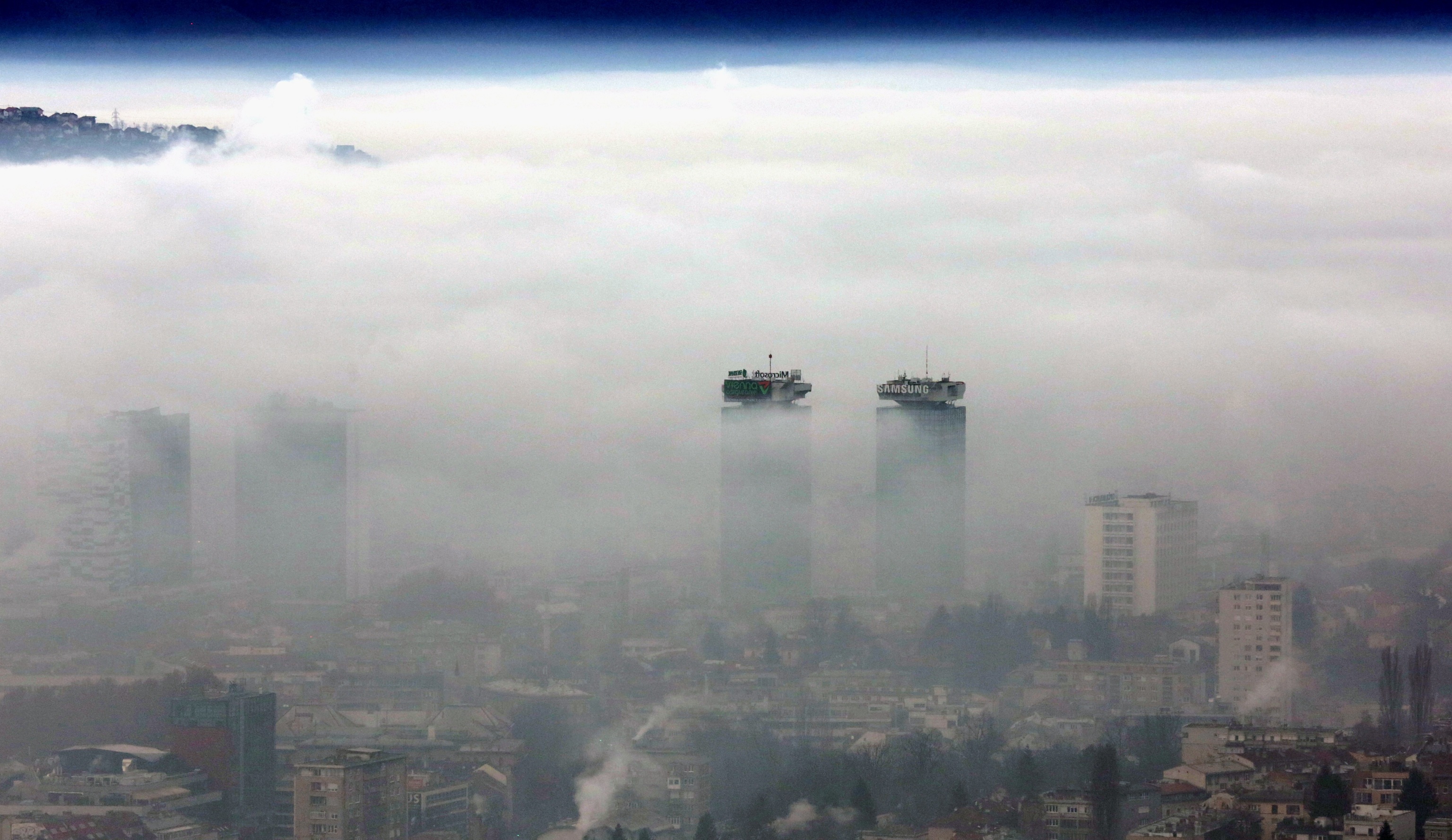 Vista general de la ciudad de Sarajevo, en Bosnia, rodeada de contaminación.