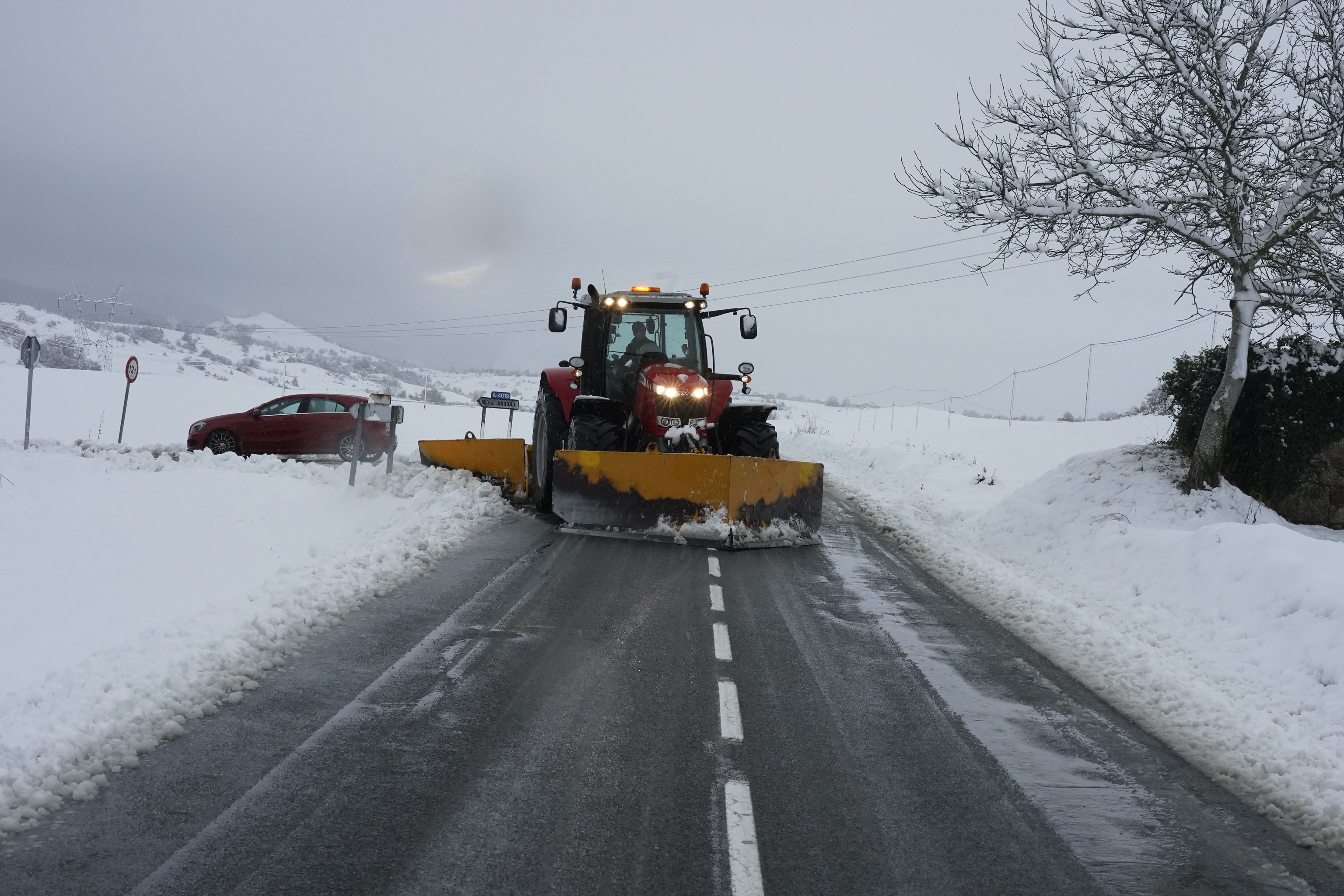 Una treintena de carreteras afectadas por la nieve, una de la red principal