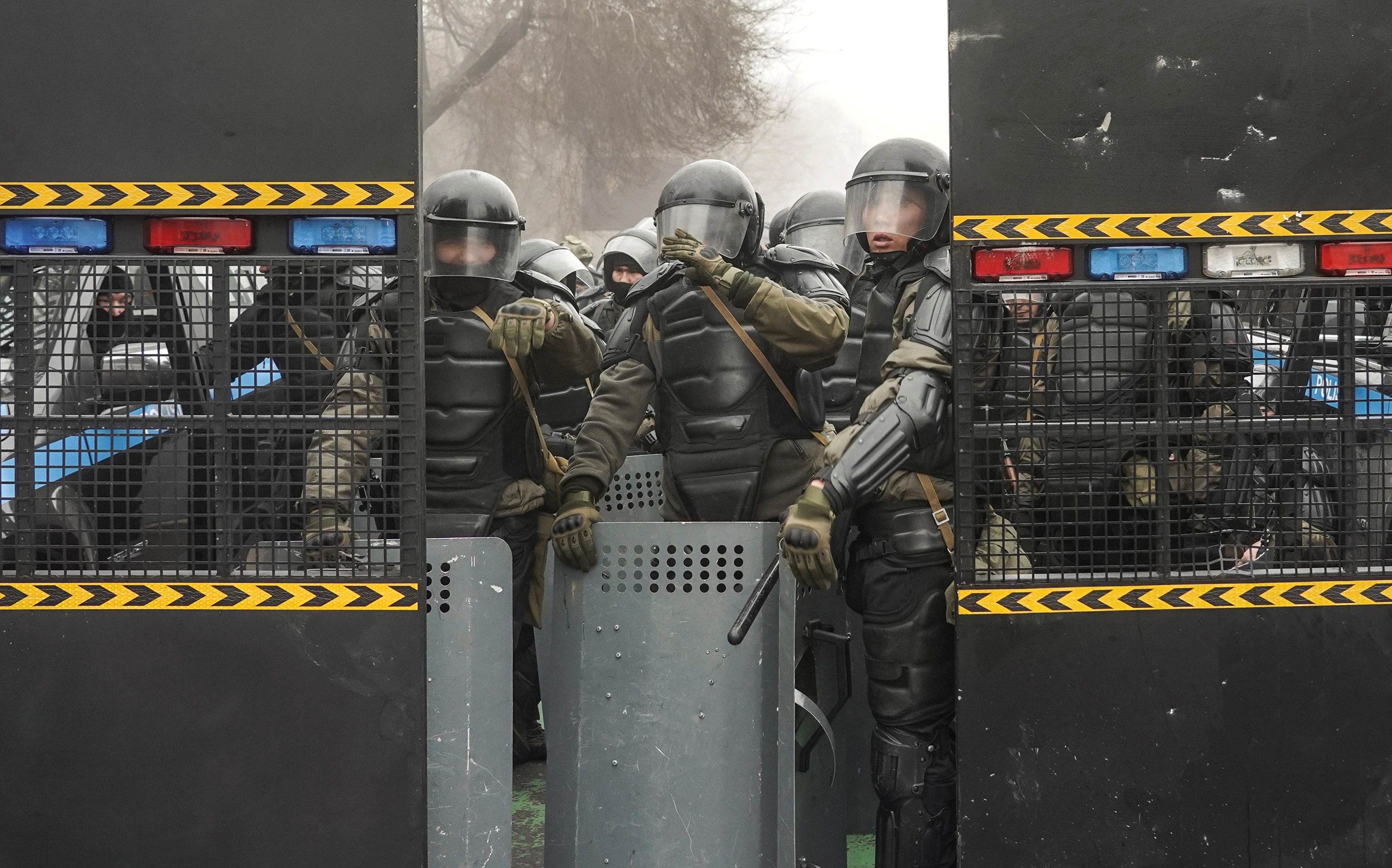 Policía en los disturbios en Kazajistán