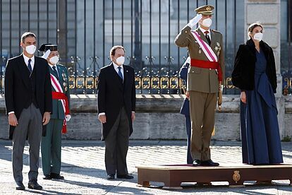 Los reyes de Espaa, Felipe VI y Letizia, acompaados por el presidente del Gobierno, Pedro Snchez.