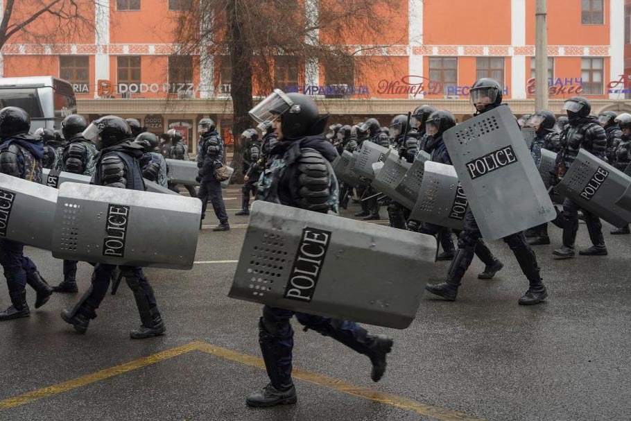 Policías antidisturbios actúan durante una protesta en Almaty.
