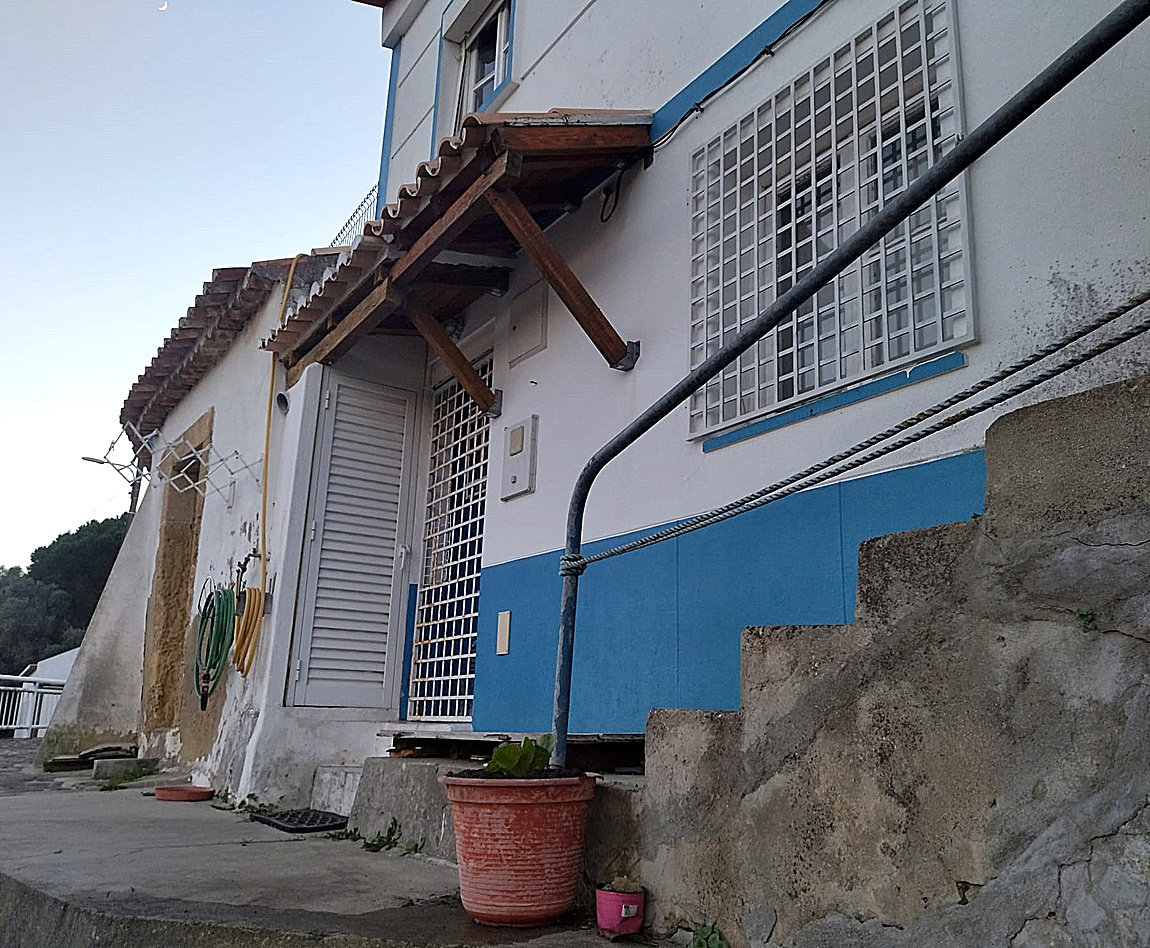 Inmediaciones de la vivienda en la que Cristina M. C. se escondió son sus hijos.