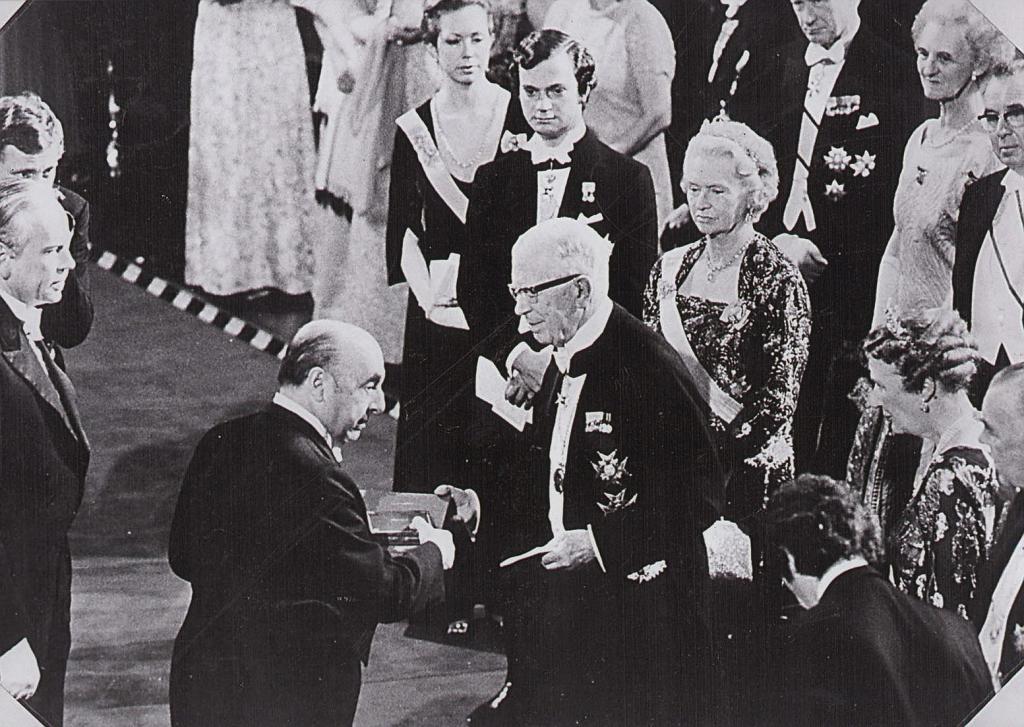 Pablo Neruda recibe su Nobel de Gustavo VI de Suecia.